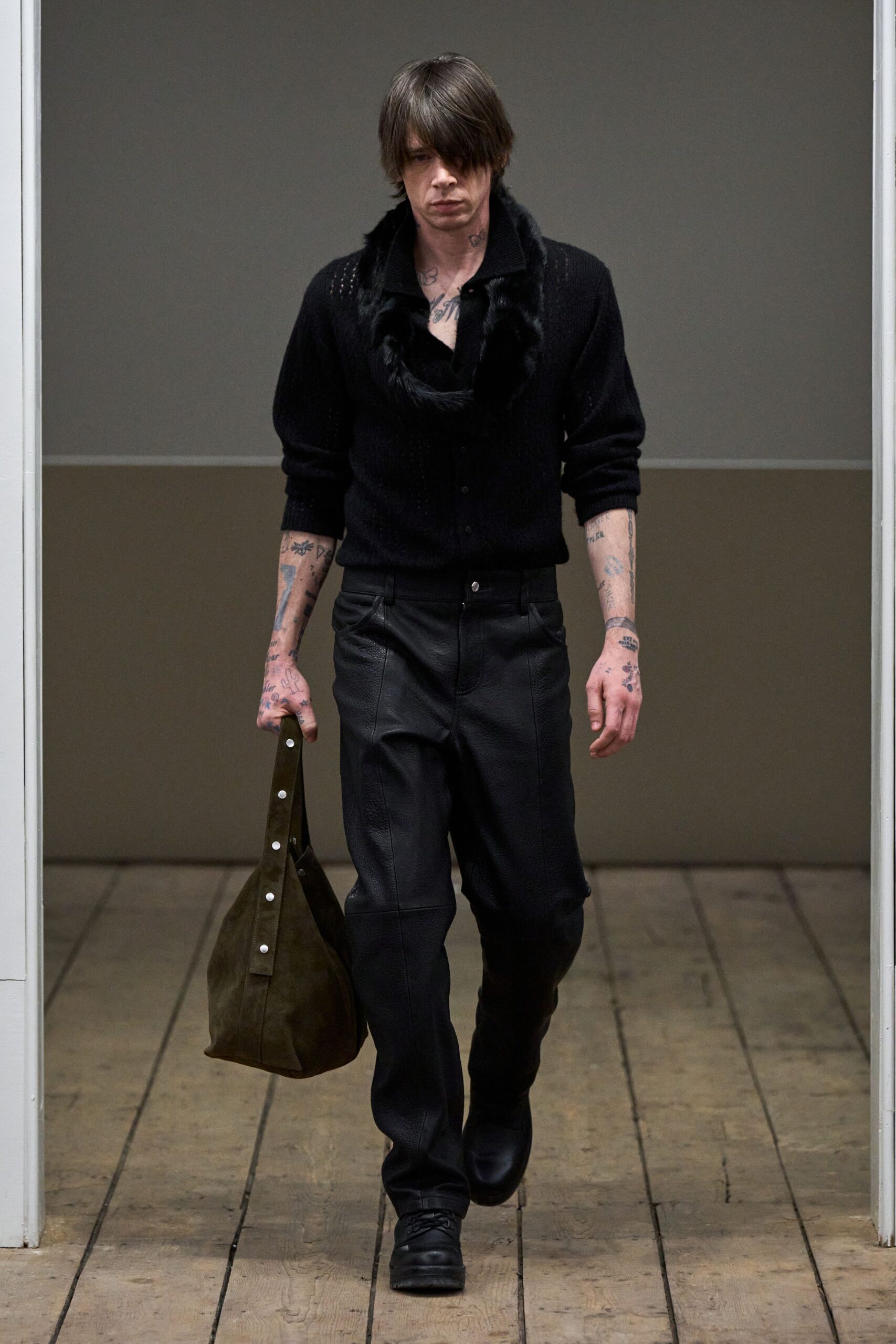 black wool long-sleeve collared fitted shirt