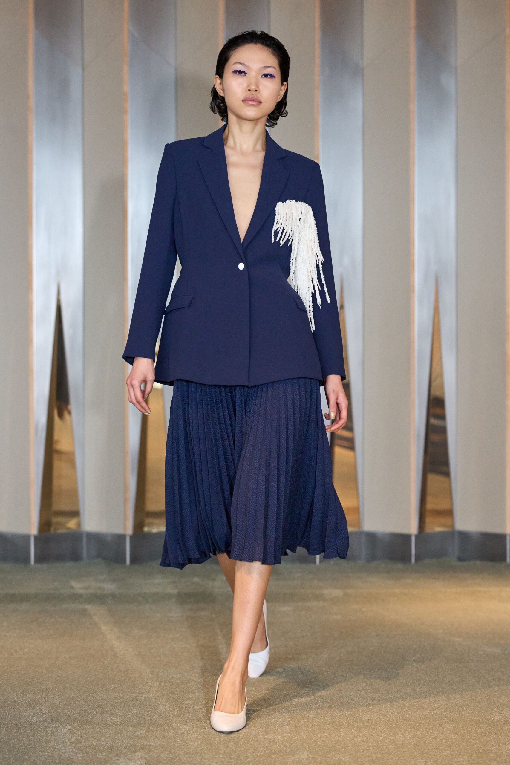 blue long-sleeve v-neck structured pleated blazer