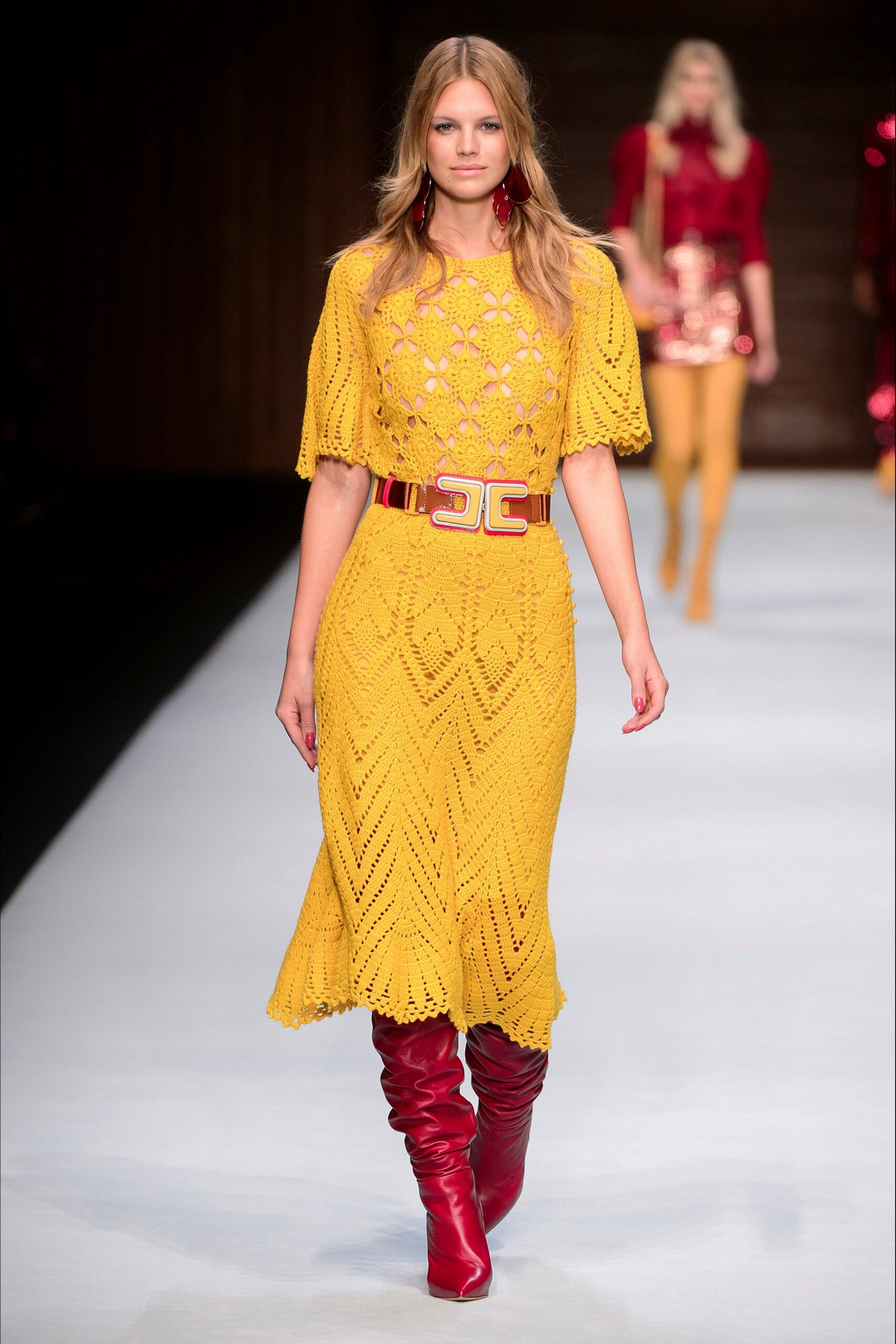 yellow cotton short-sleeve scoop-neck fitted tiered midi dress