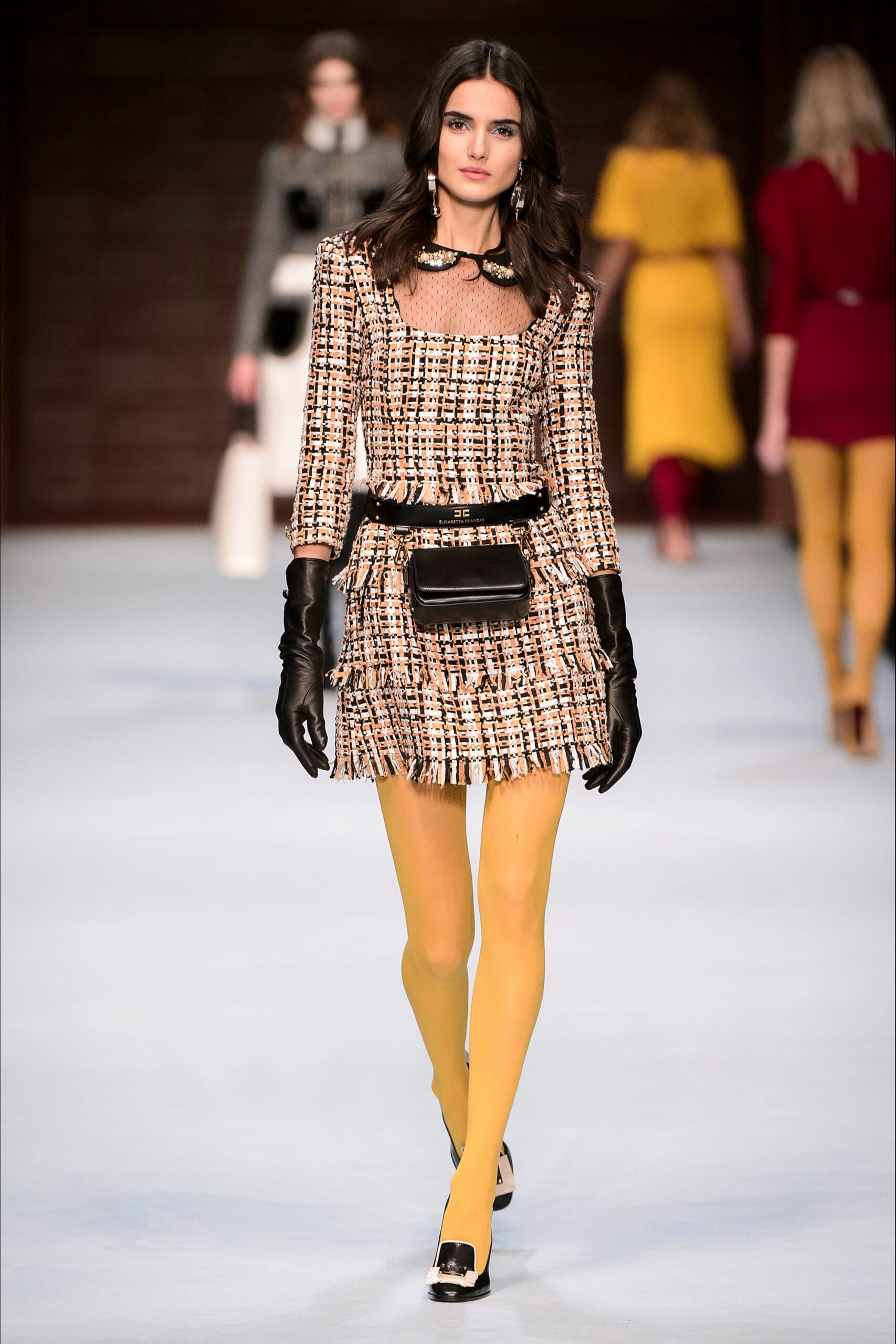 black leather fitted gloves