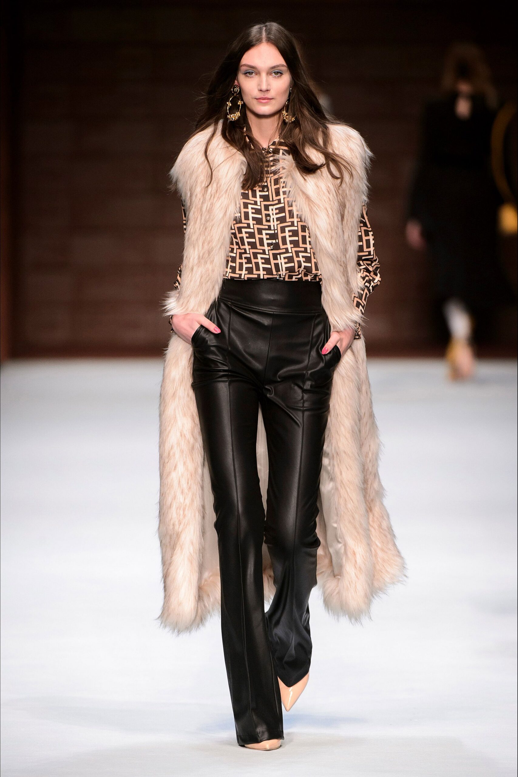 beige faux-fur long-sleeve relaxed layered coat