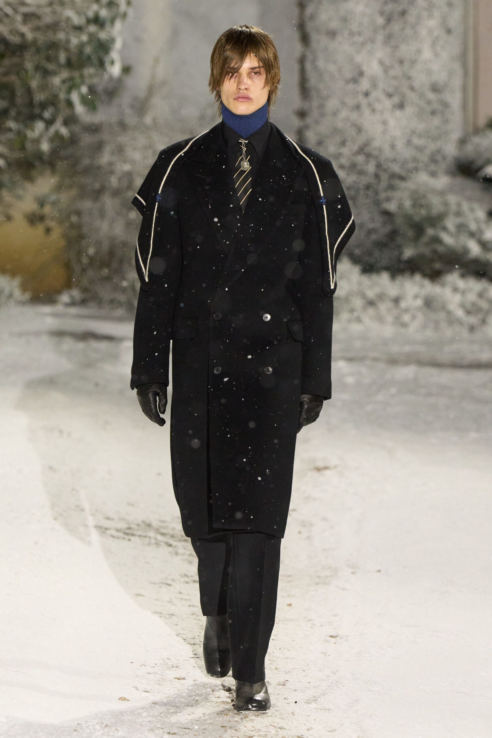 black wool long-sleeve collared structured zippered coat