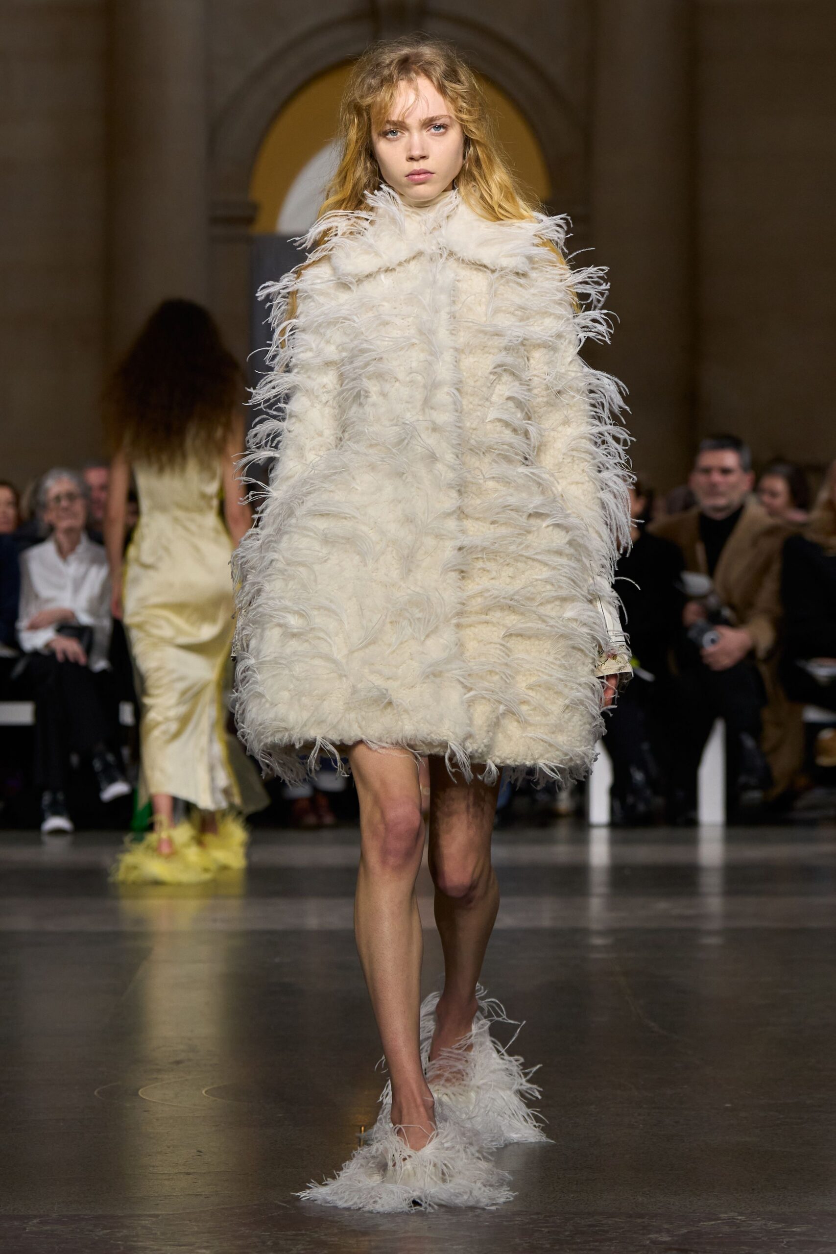 white fur long-sleeve collared fitted fringed short coat
