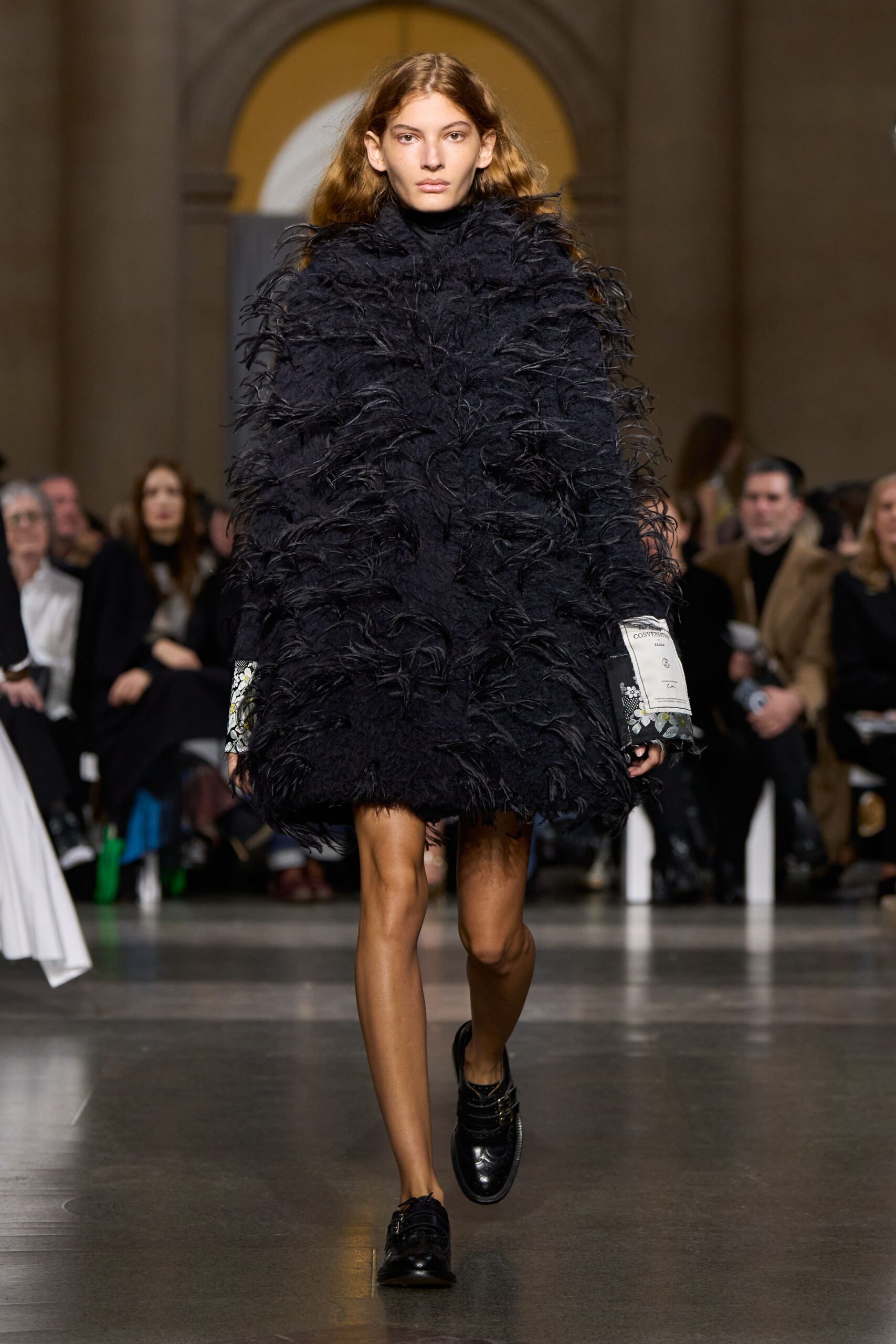 black fur long-sleeve collared oversized fringed short coat