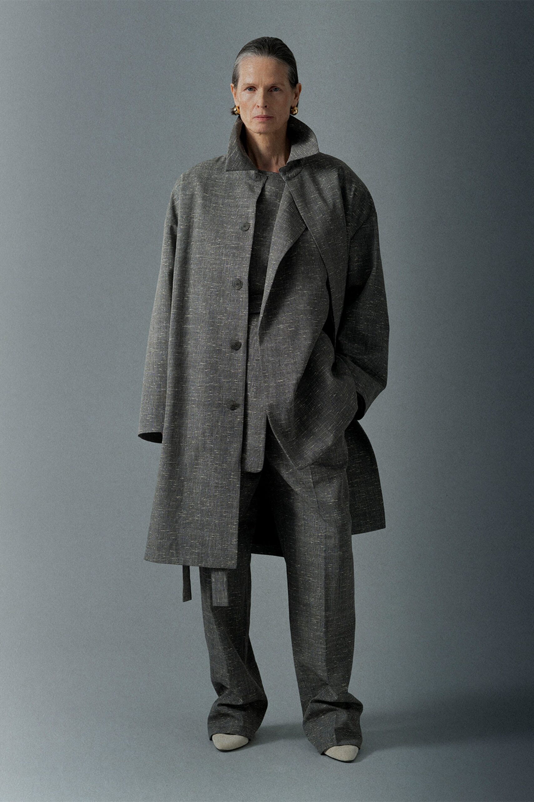 gray cotton long-sleeve collared relaxed buttoned coat