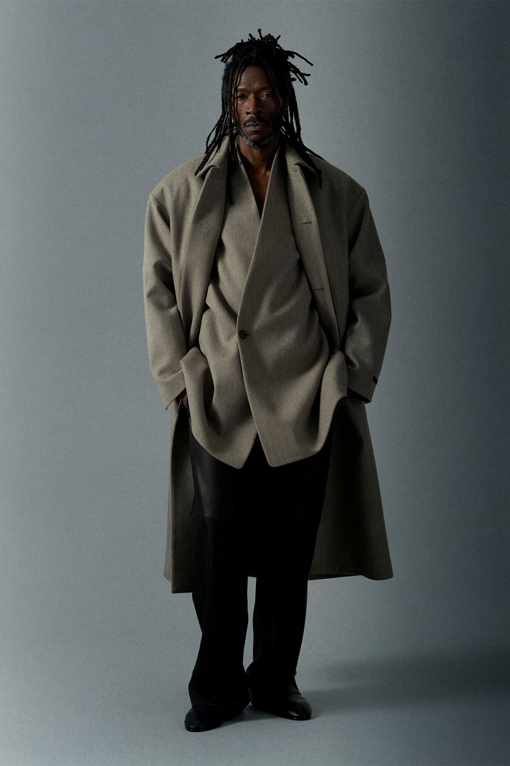 gray wool long-sleeve collared oversized buttoned coat