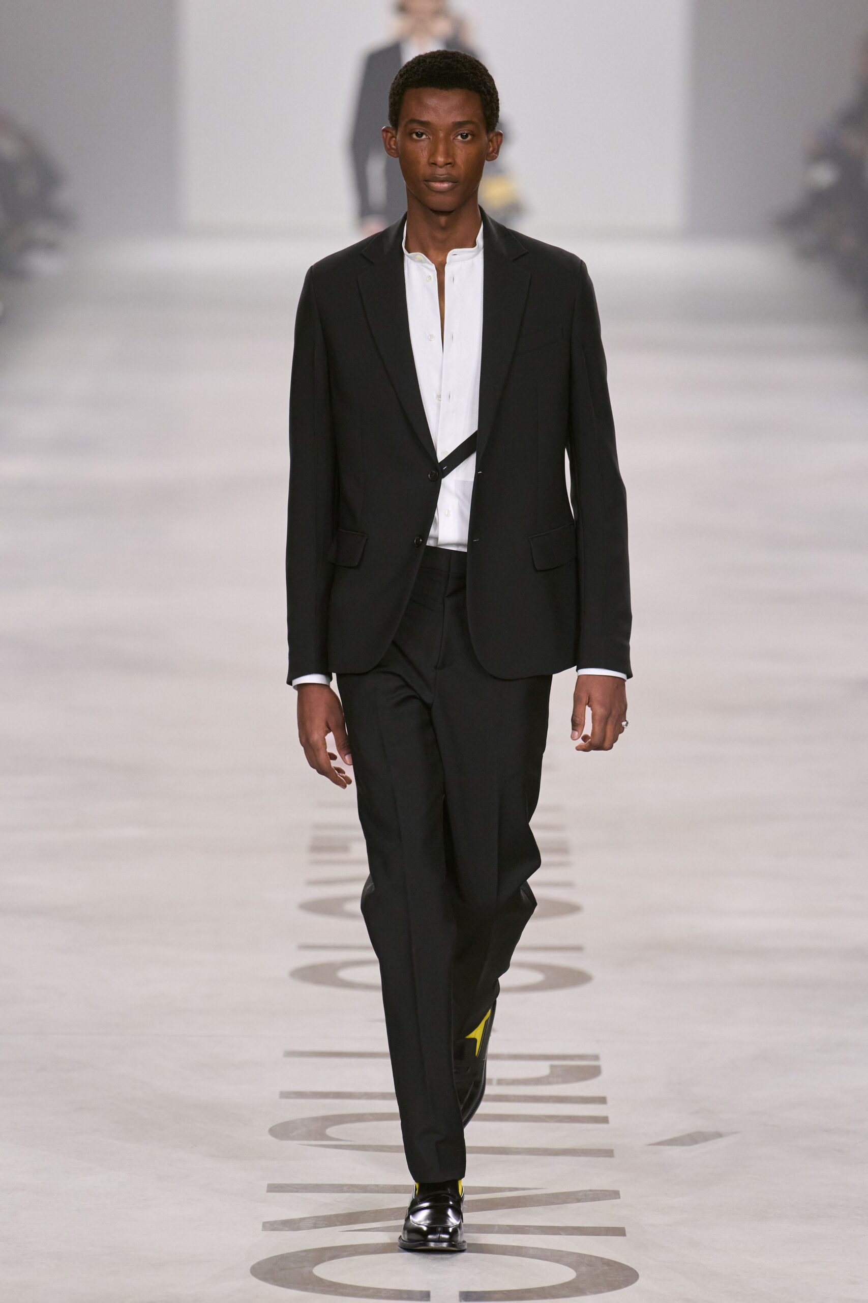 black long-sleeve collared tailored buttoned suit