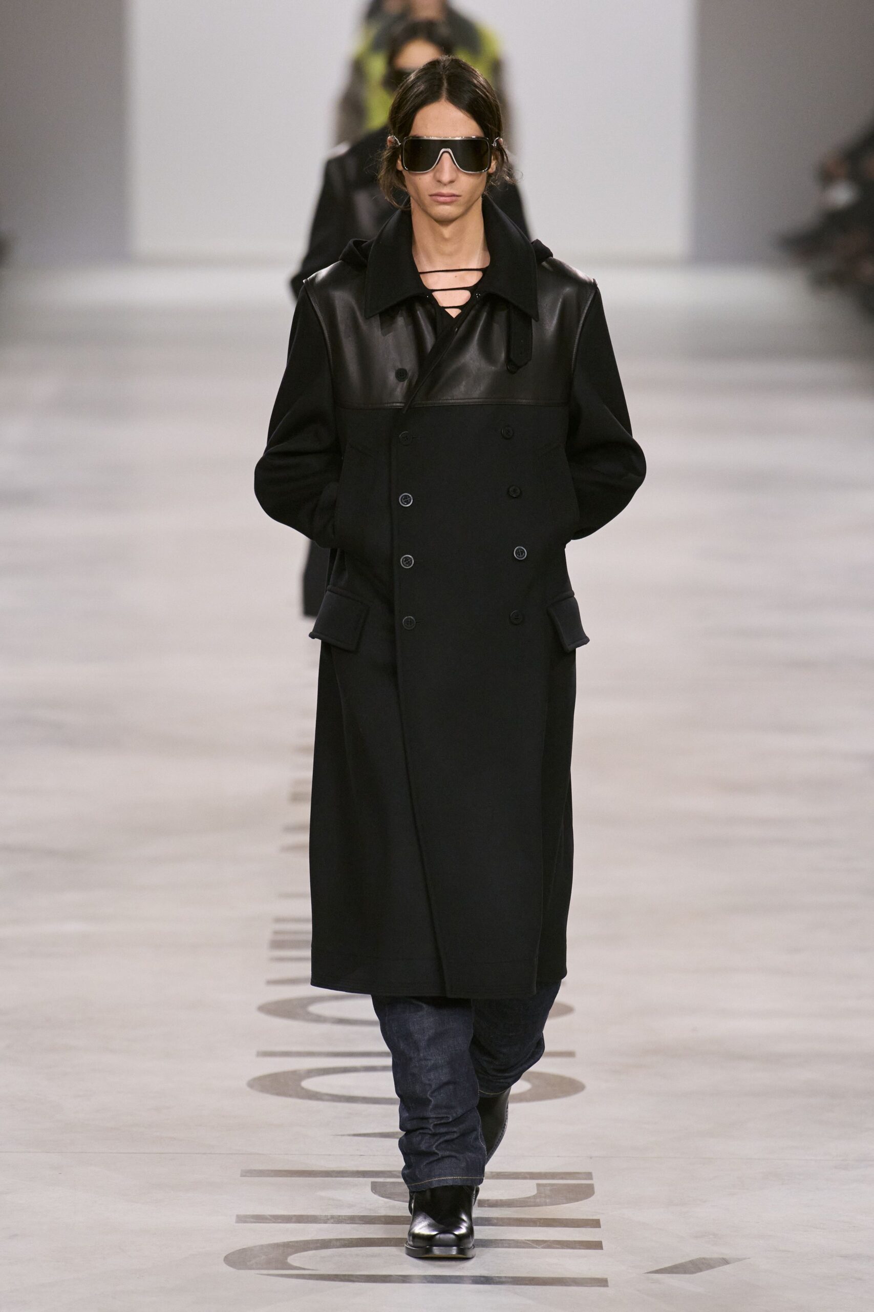 black wool long-sleeve collared fitted coat