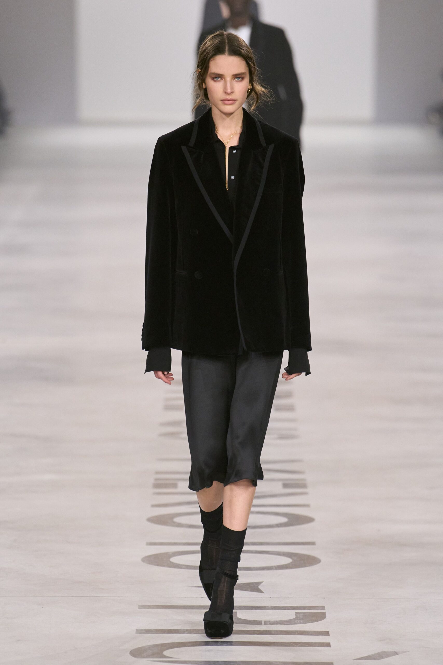 black velvet long-sleeve collared relaxed blazer