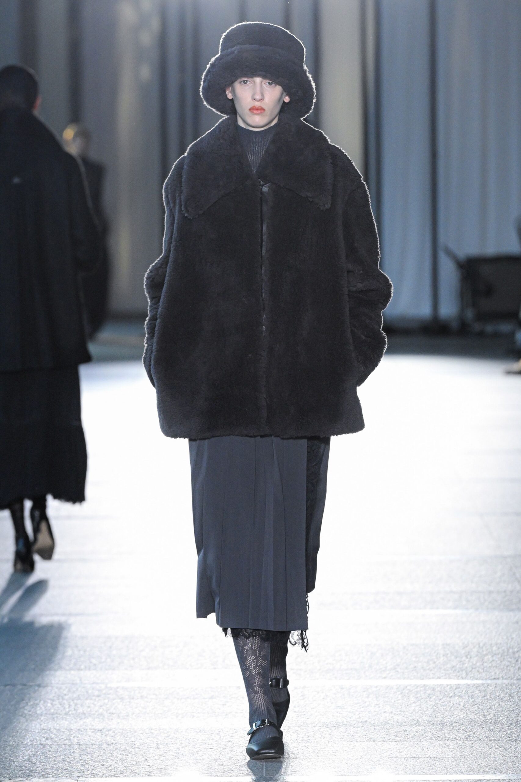 black faux-fur long-sleeve collared oversized buttoned coat