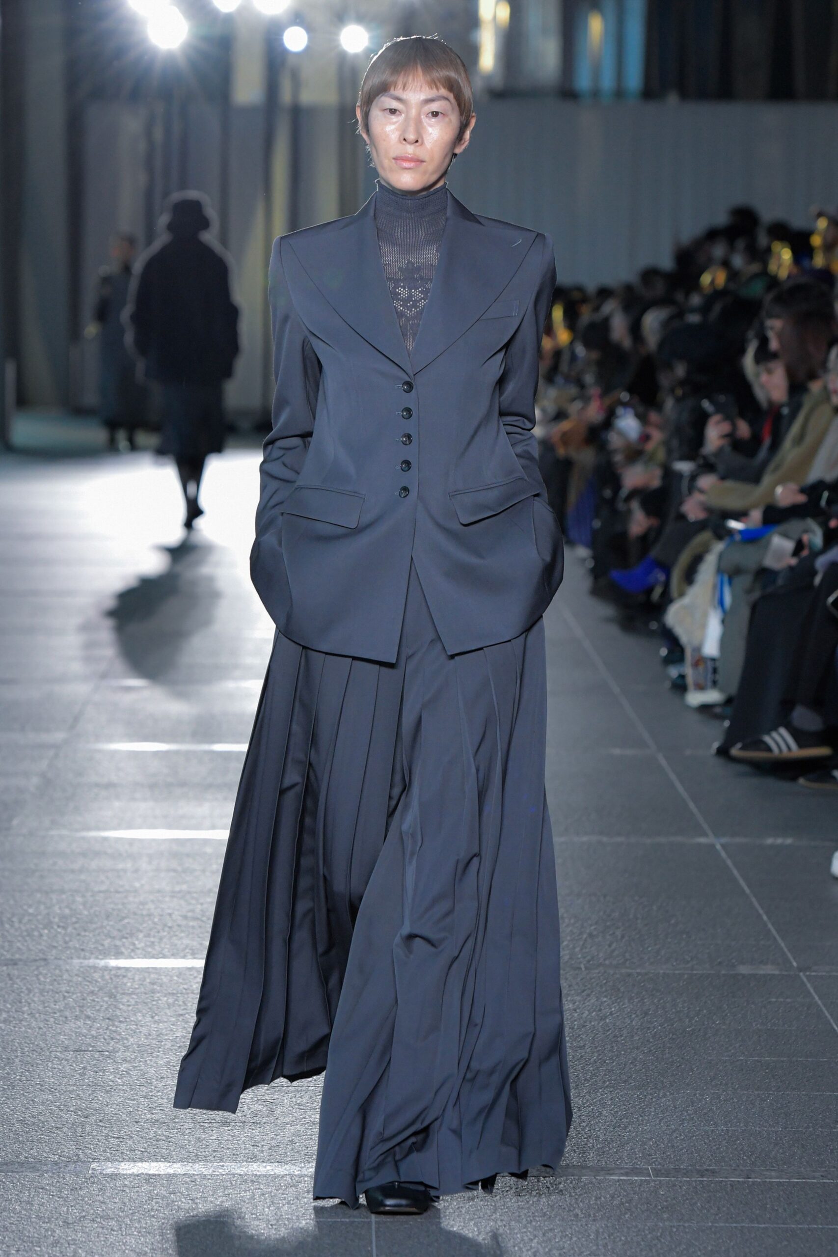 black wool long-sleeve collared tailored pleated suit