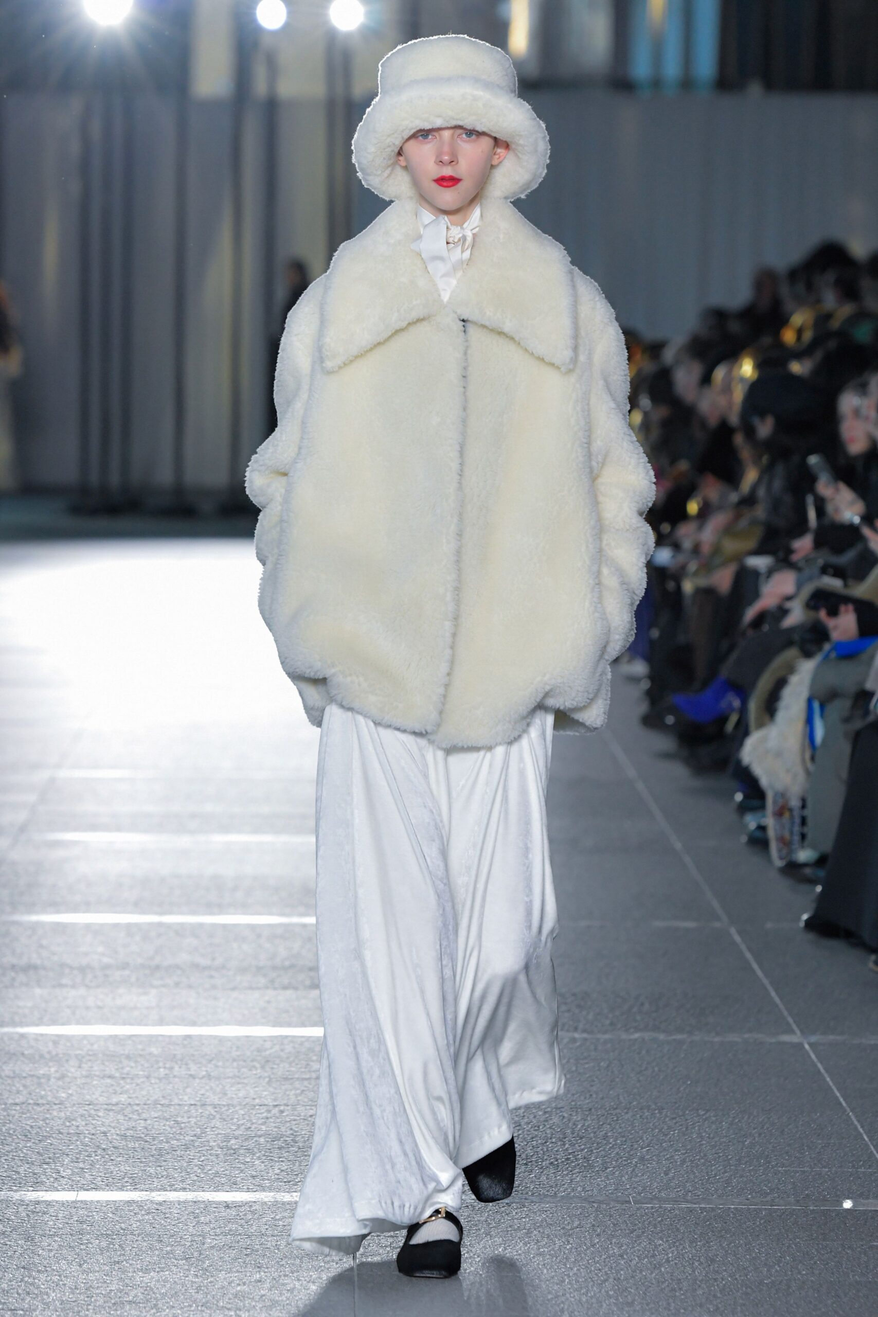 white faux-fur long-sleeve collared oversized coat