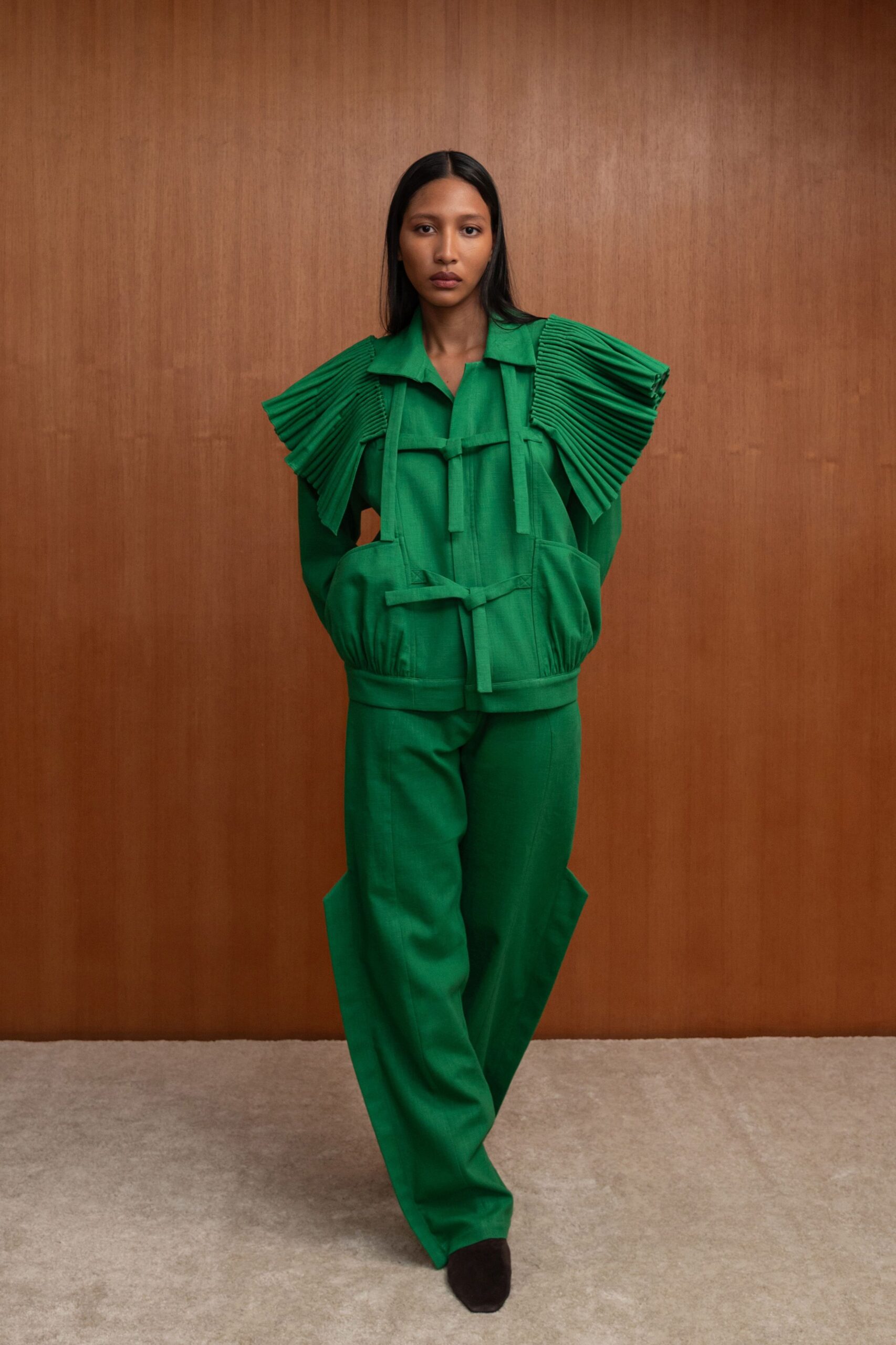 green cotton long-sleeve collared relaxed pleated jacket