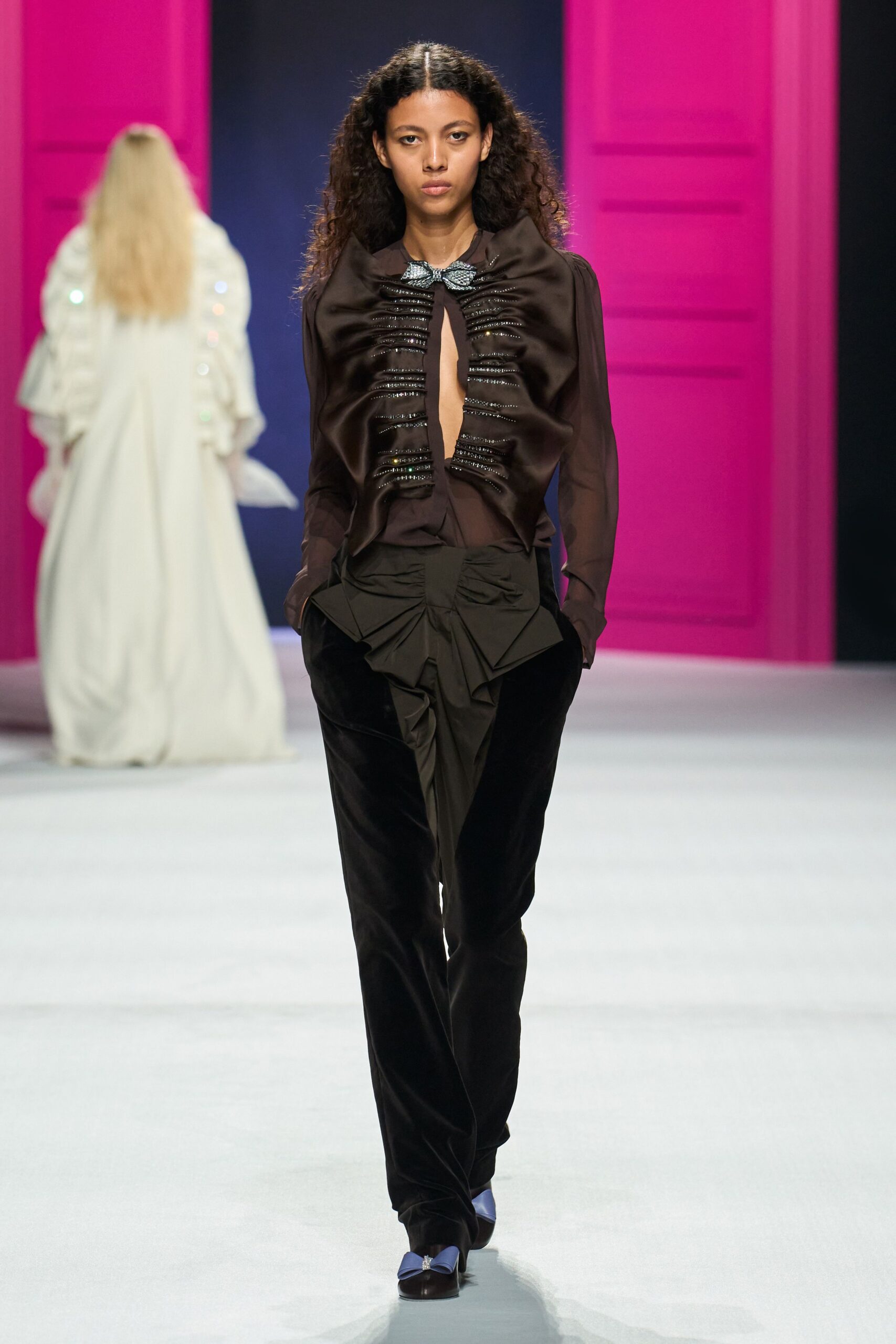 black silk long-sleeve v-neck fitted pleated buttoned shirt