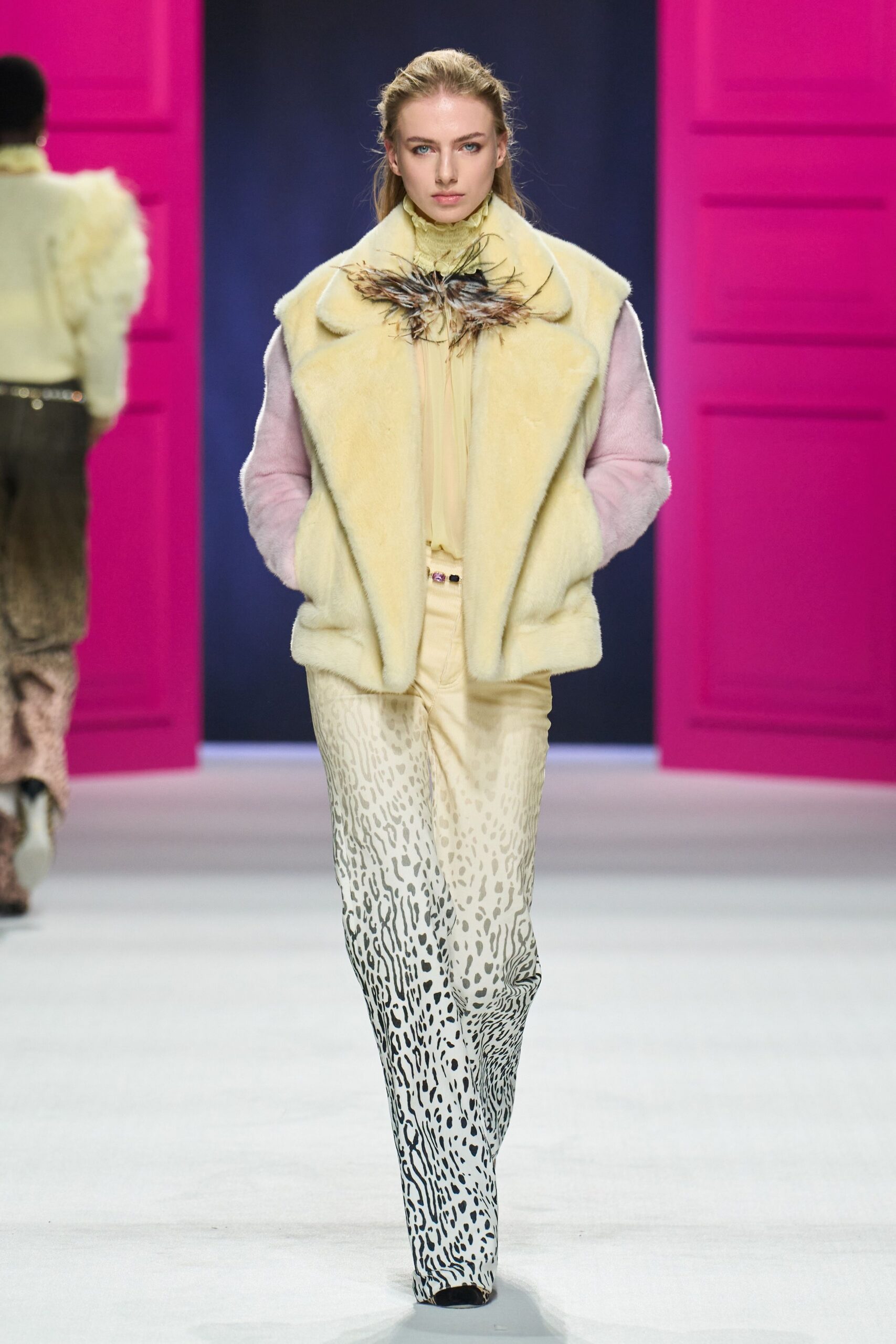 yellow fur long-sleeve collared relaxed layered jacket