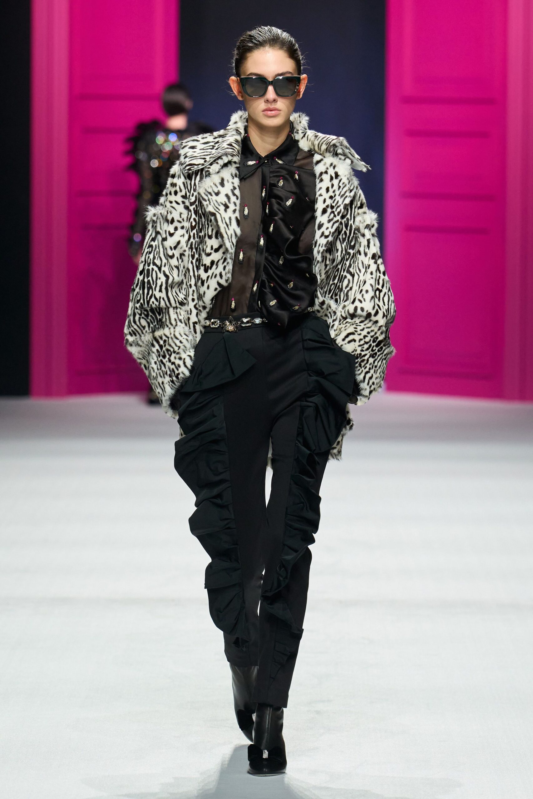 black silk long-sleeve collared fitted shirt