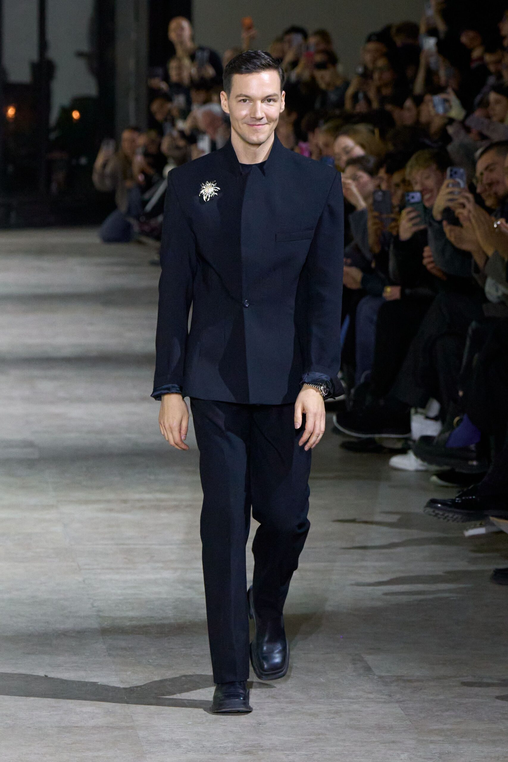 black wool long-sleeve collared tailored buttoned suit