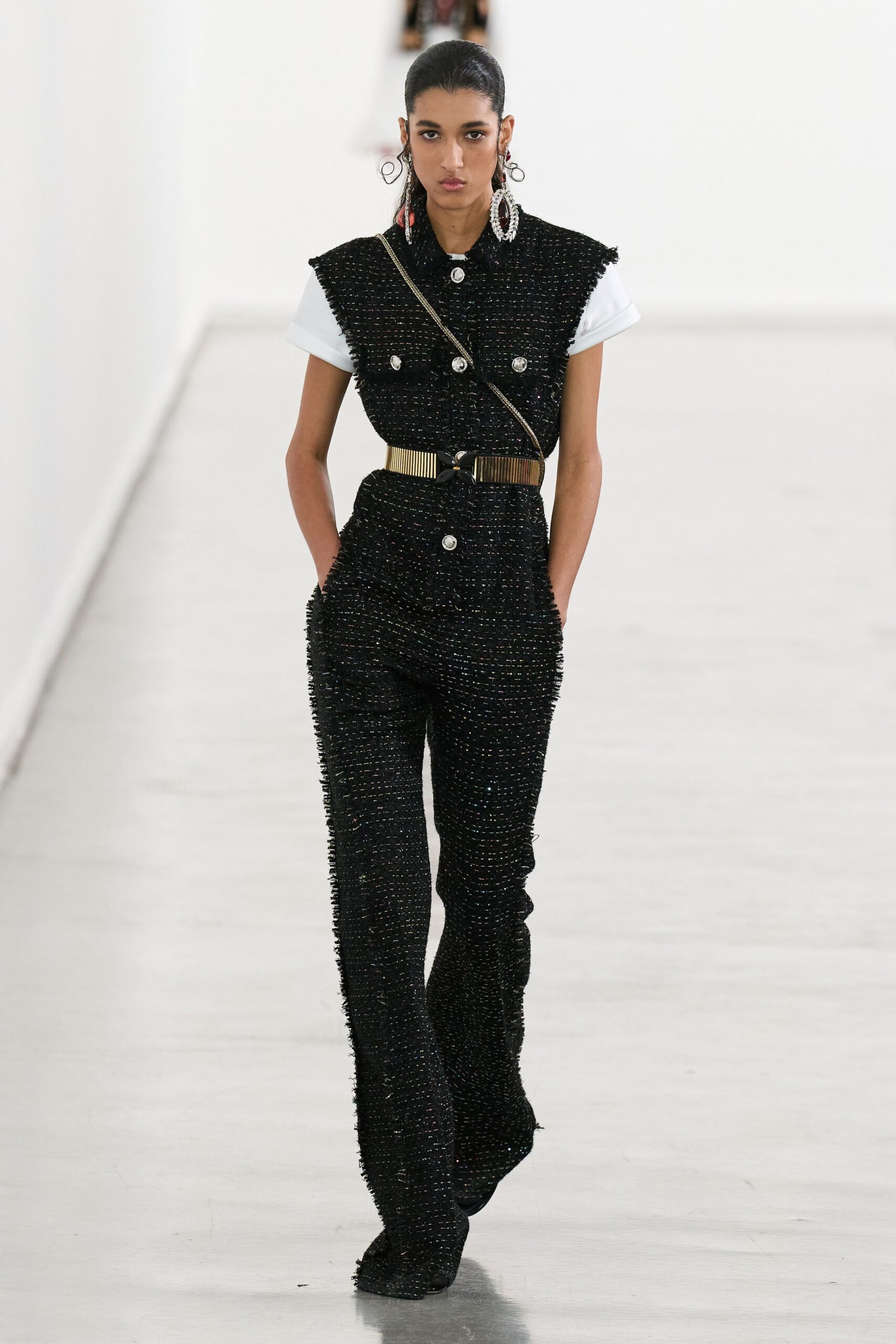 black tweed short-sleeve collared fitted buttoned pockets jacket