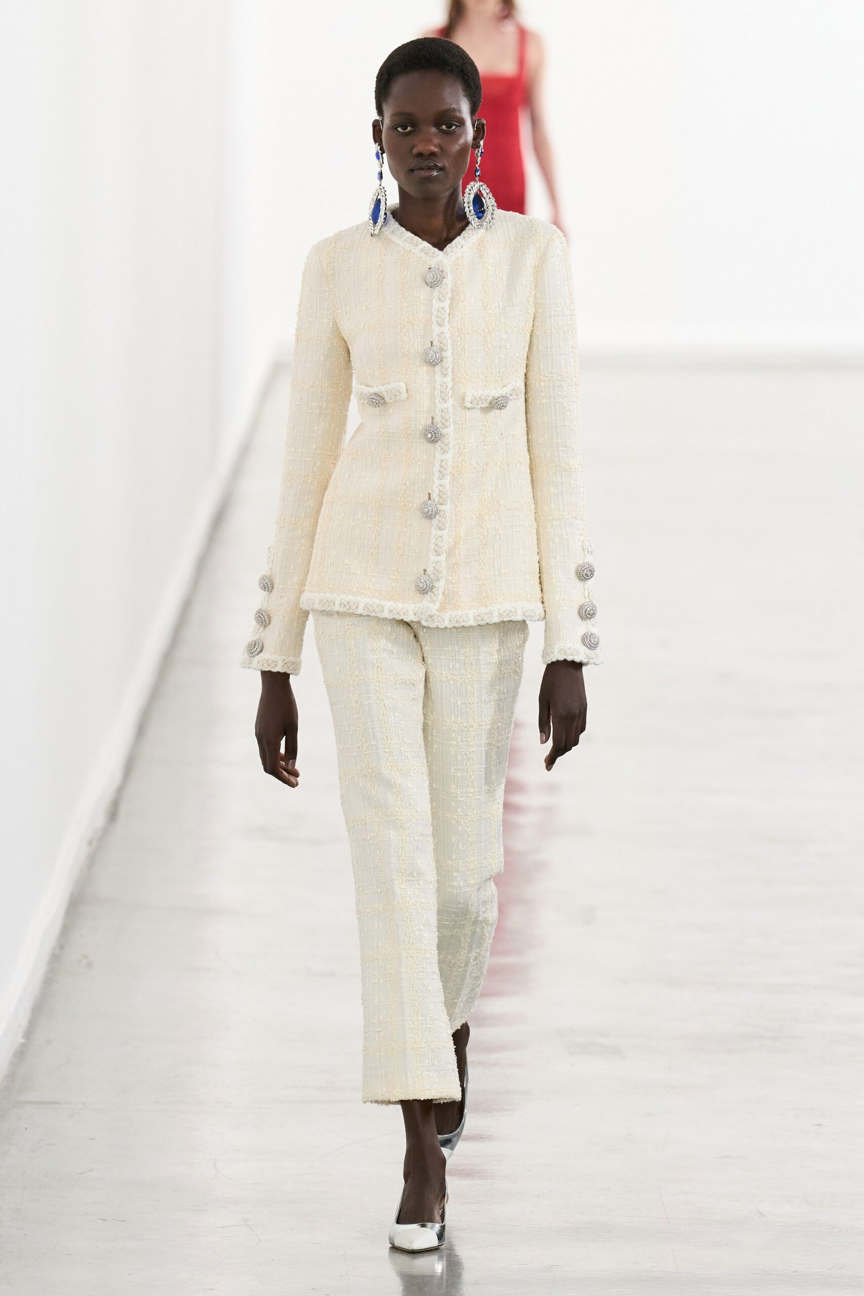 white tweed long-sleeve collared tailored buttoned blazer