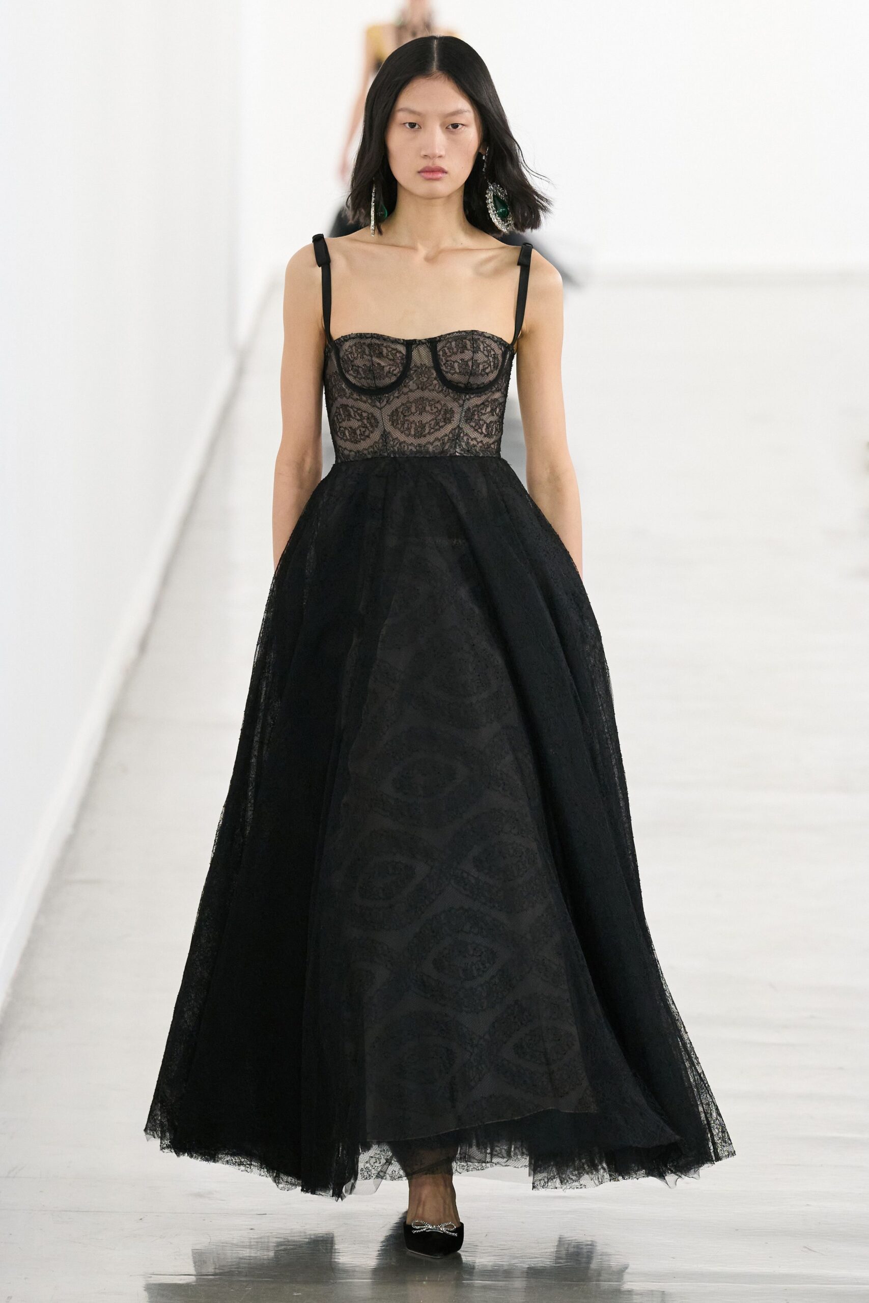 black lace sleeveless gown