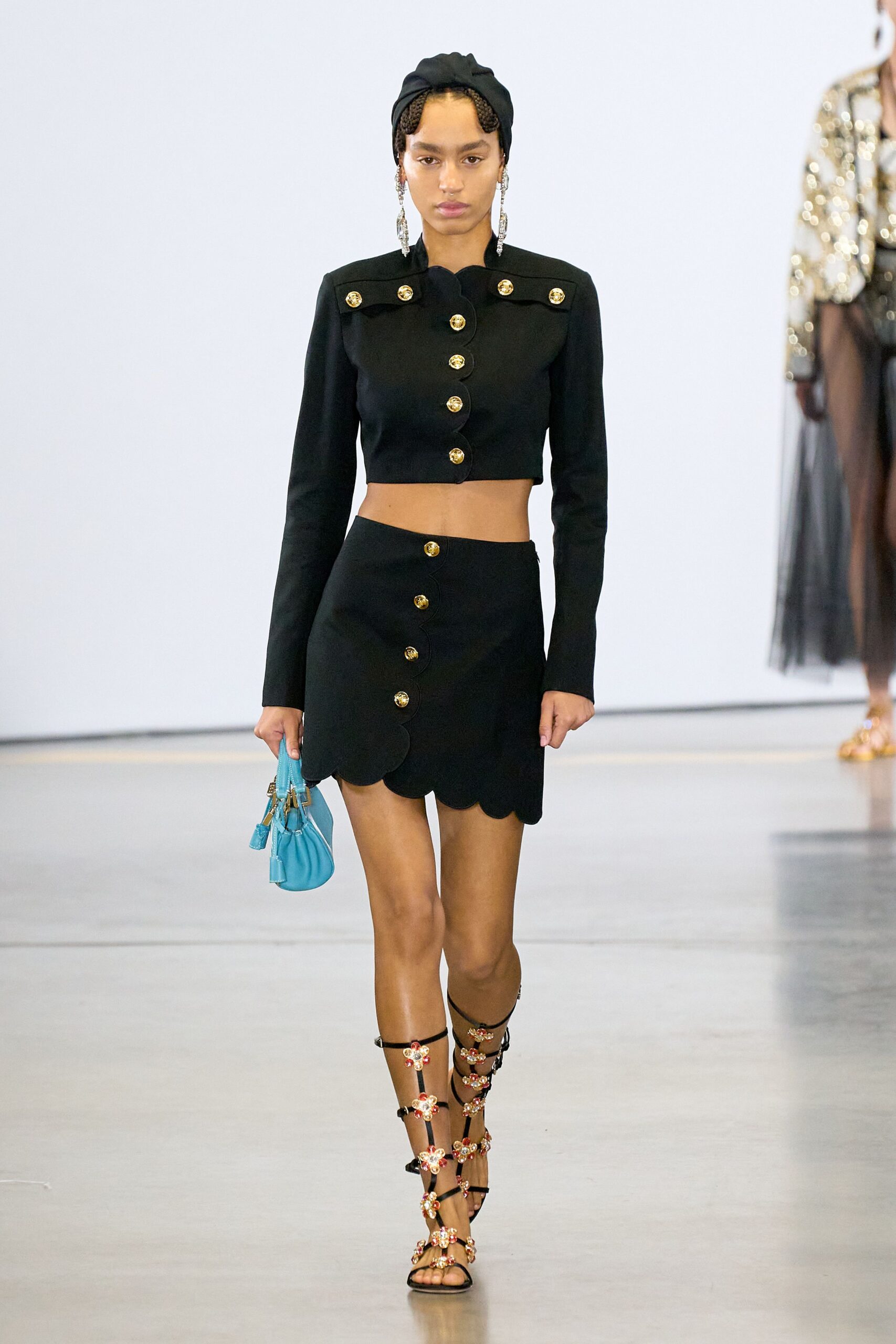 black cotton long-sleeve collared fitted buttoned cropped jacket