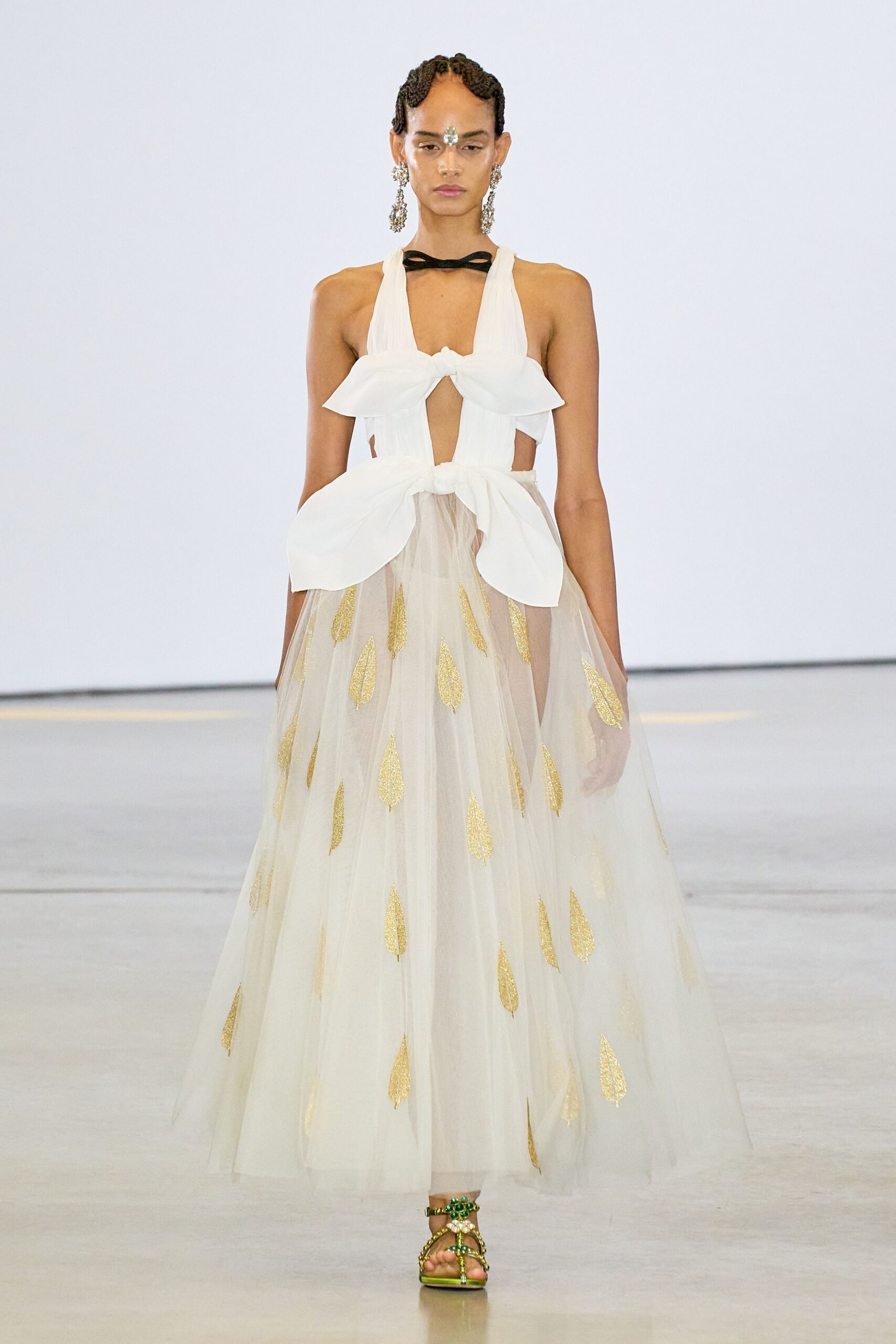 white tulle sleeveless v-neck fitted pleated layered dress