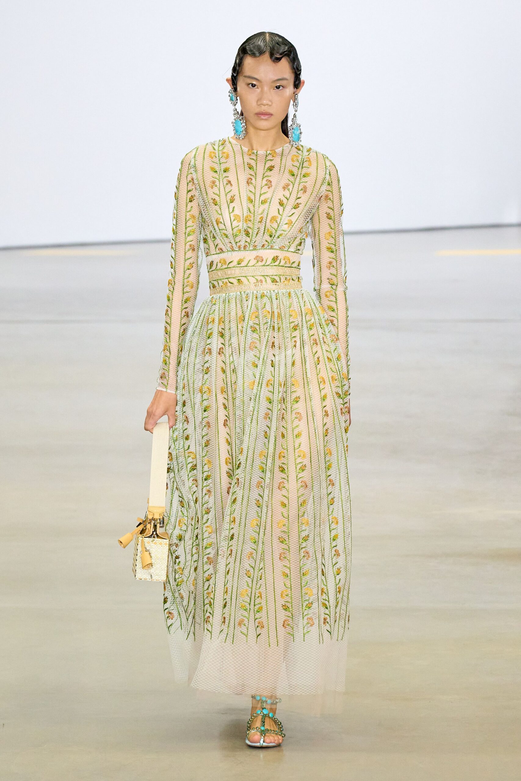 Giambattista Valli Spring 2023 Ready-to-Wear Look 37