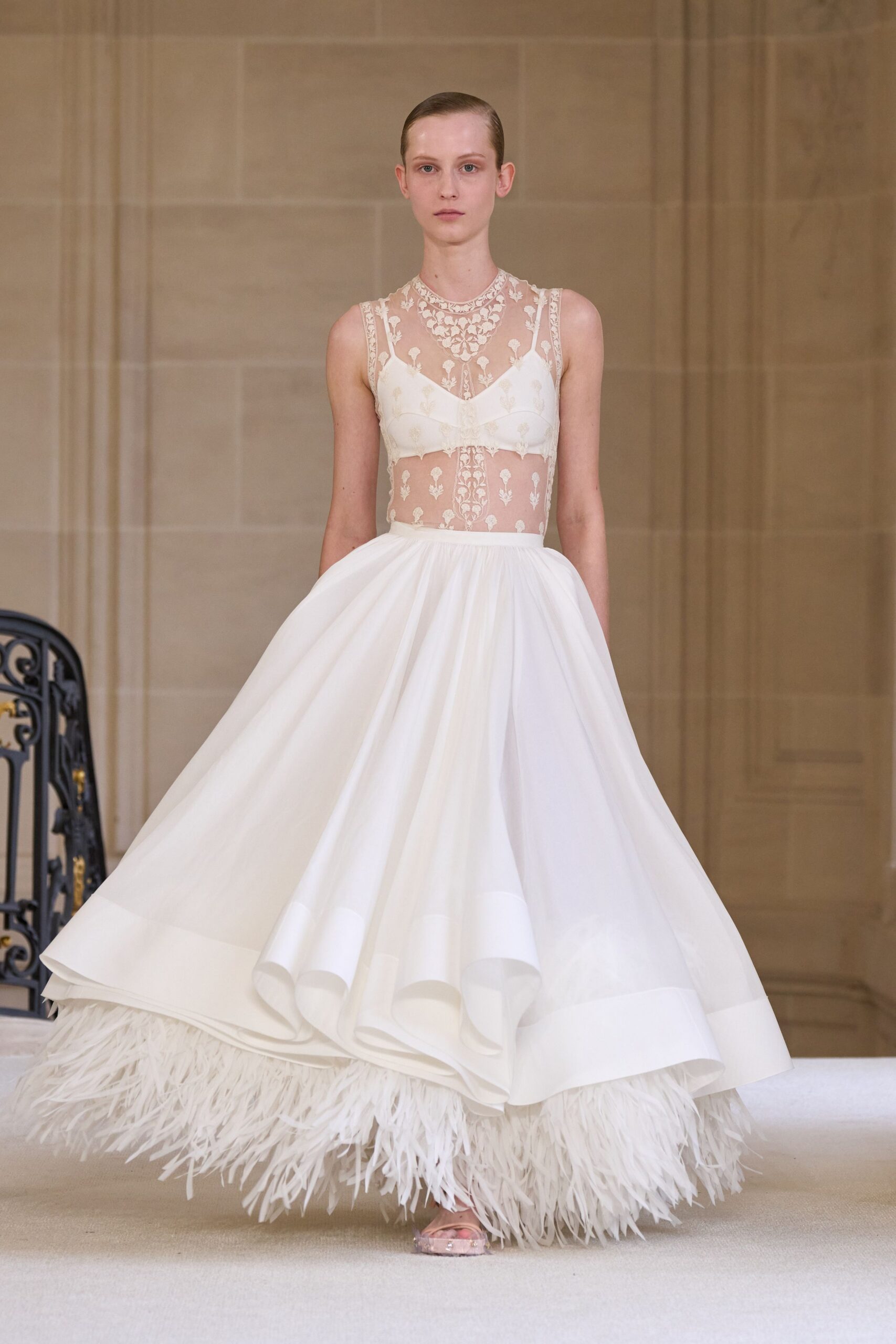 Giambattista Valli Spring 2025 Ready-to-Wear Look 10