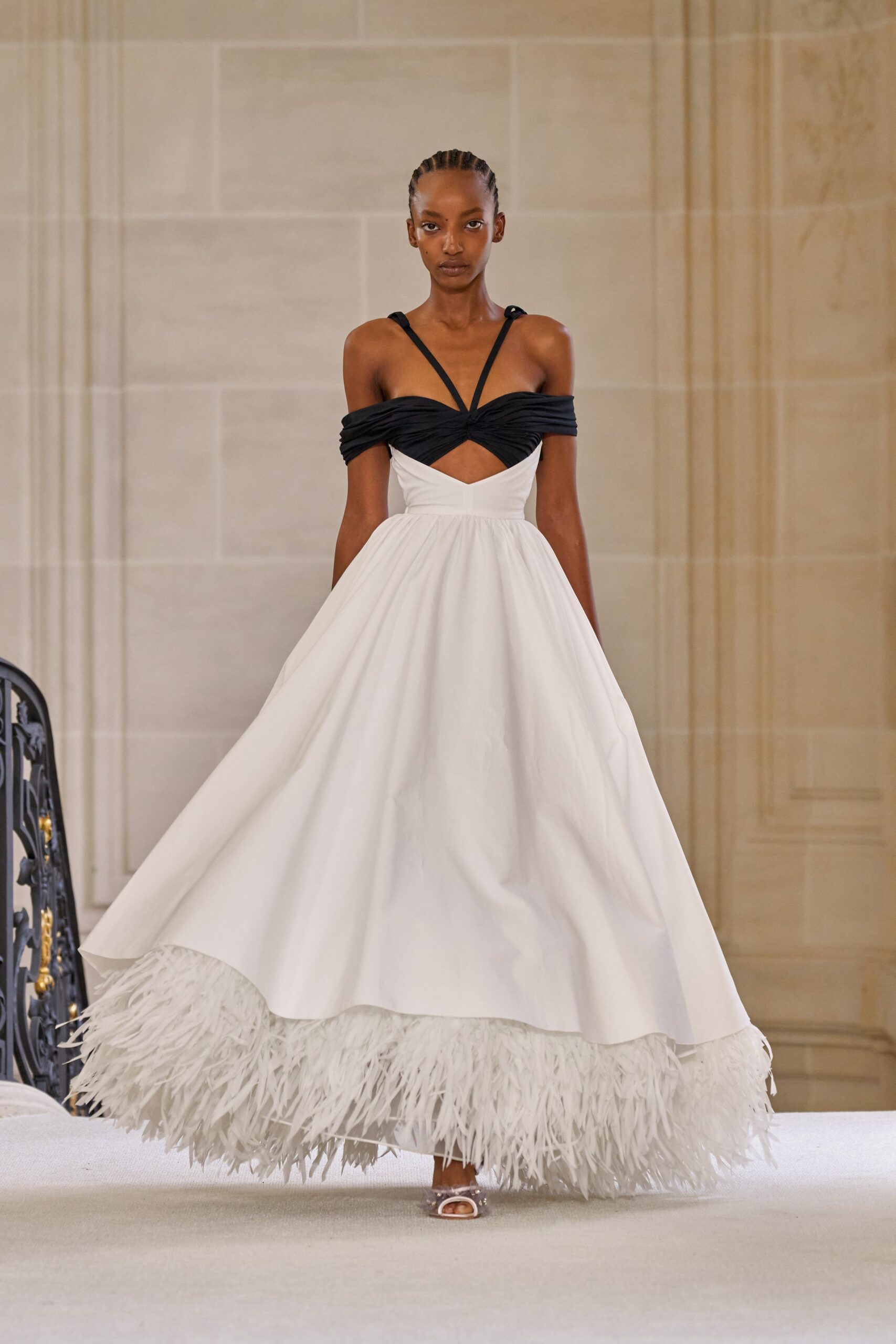 Giambattista Valli Spring 2025 Ready-to-Wear Look 16