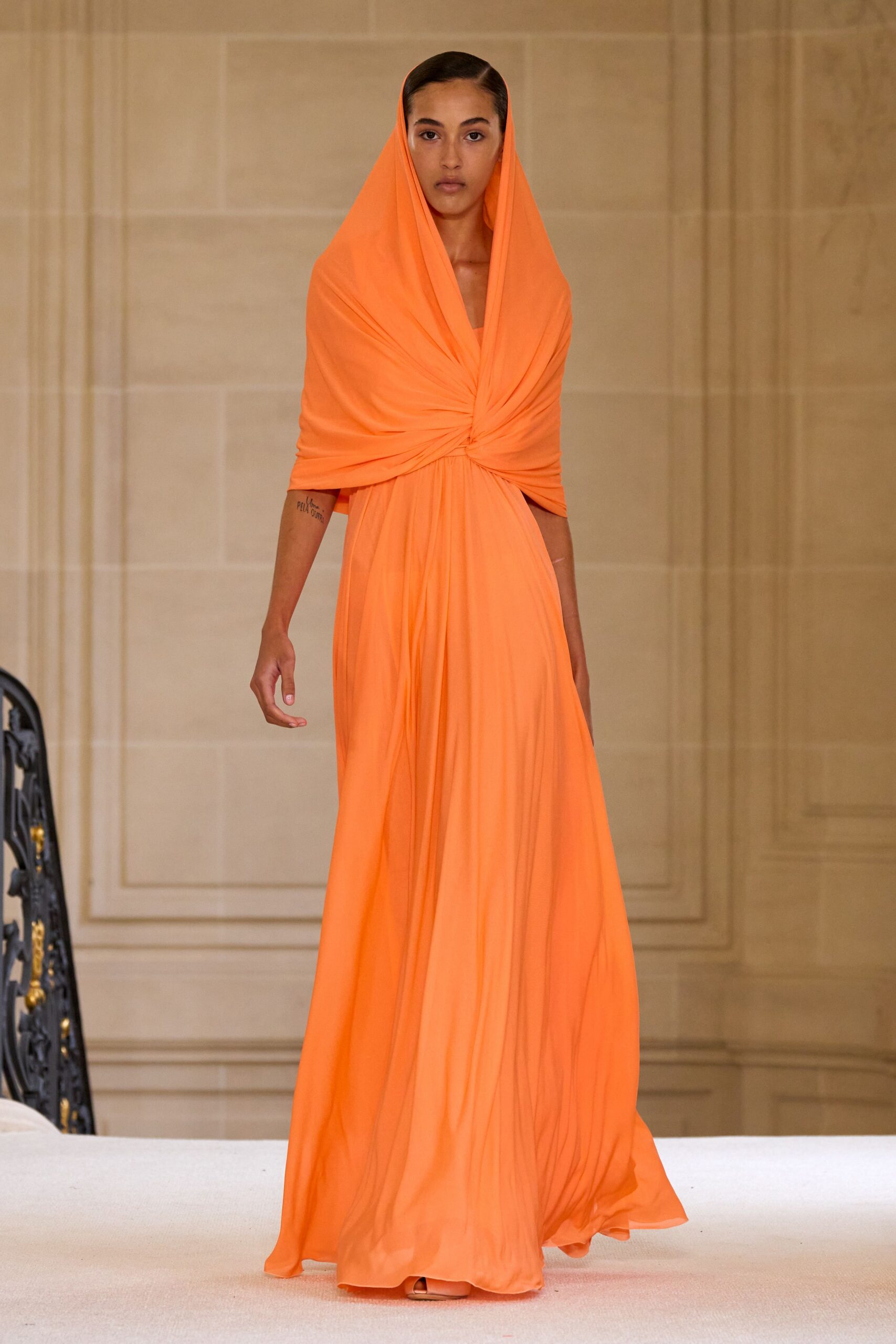 Giambattista Valli Spring 2025 Ready-to-Wear Look 57