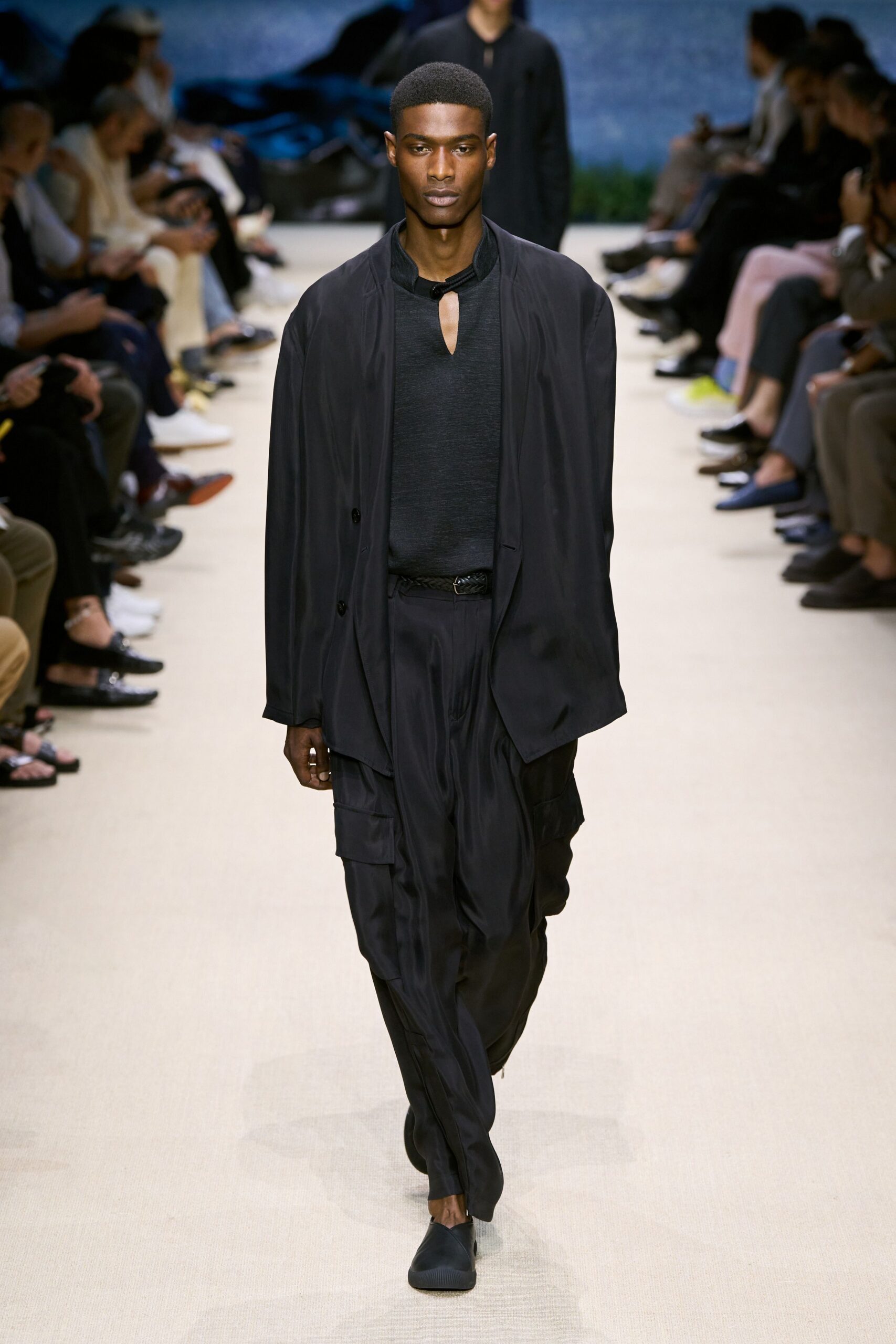 black cotton long-sleeve collared relaxed buttoned jacket