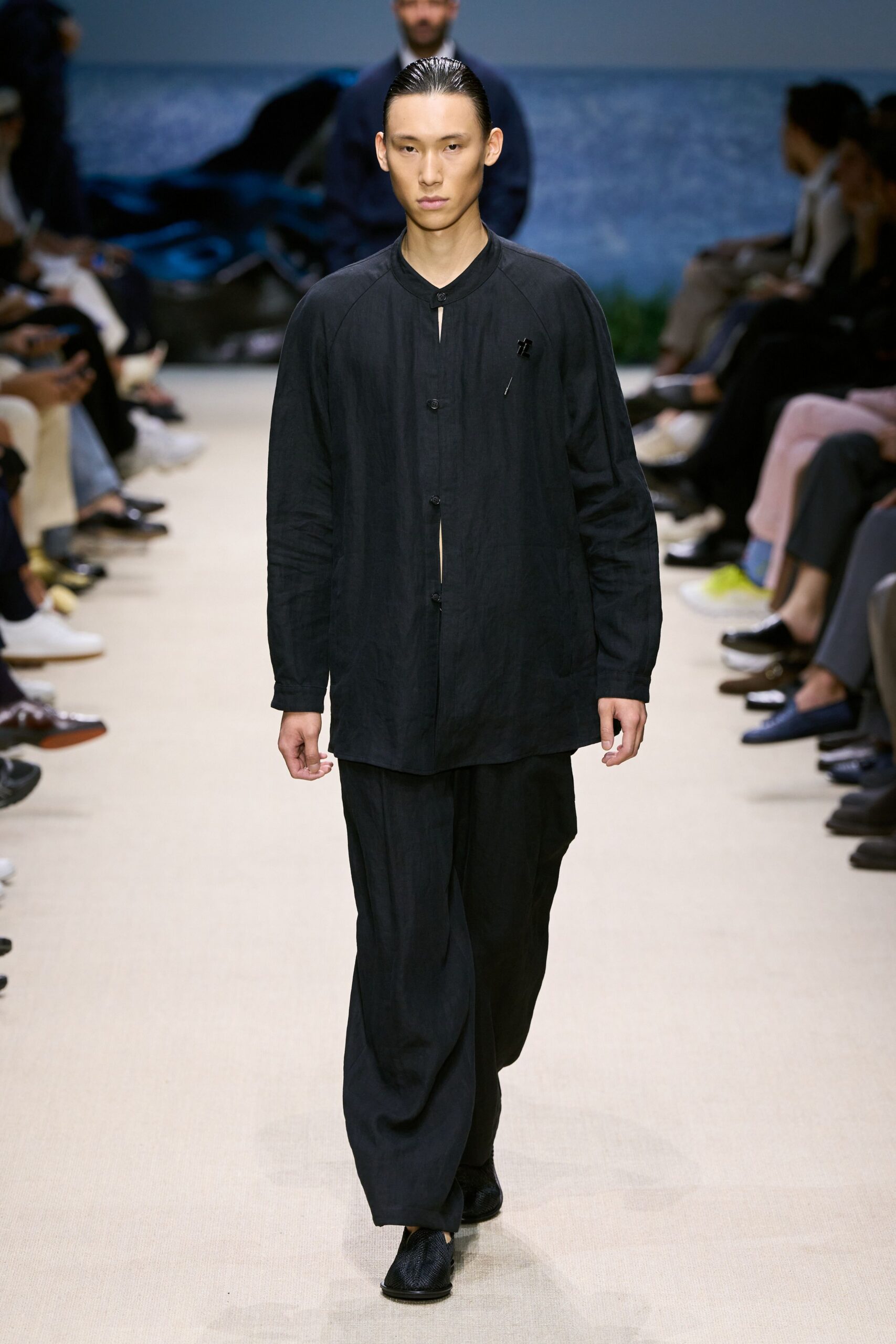 black cotton long-sleeve collared relaxed shirt