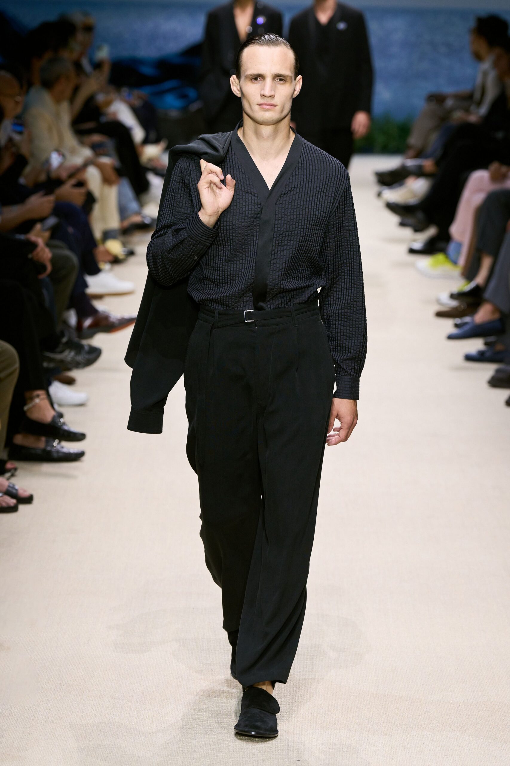 black cotton long-sleeve collared relaxed pleated shirt
