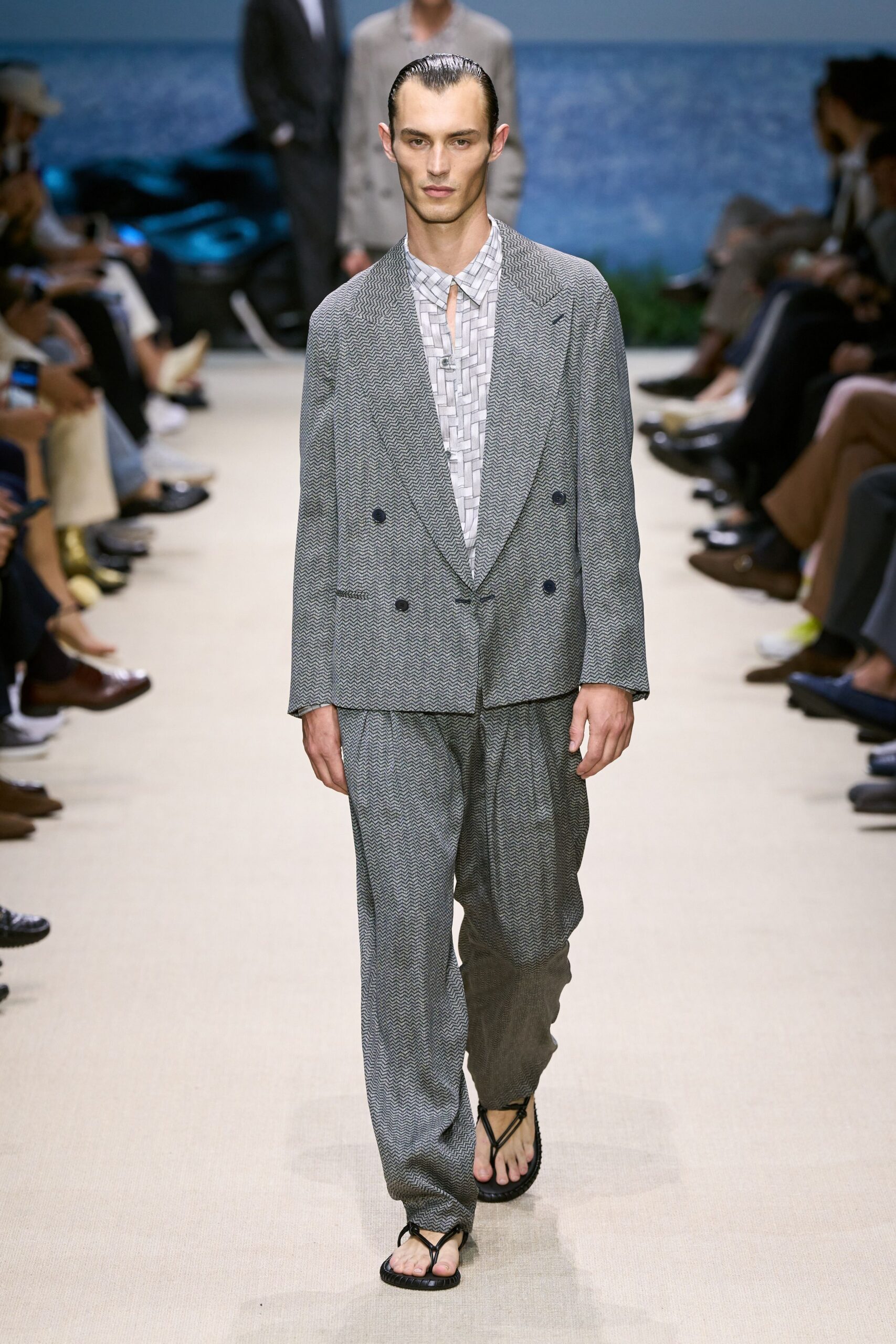 gray cotton long-sleeve collared relaxed buttoned pleated suit