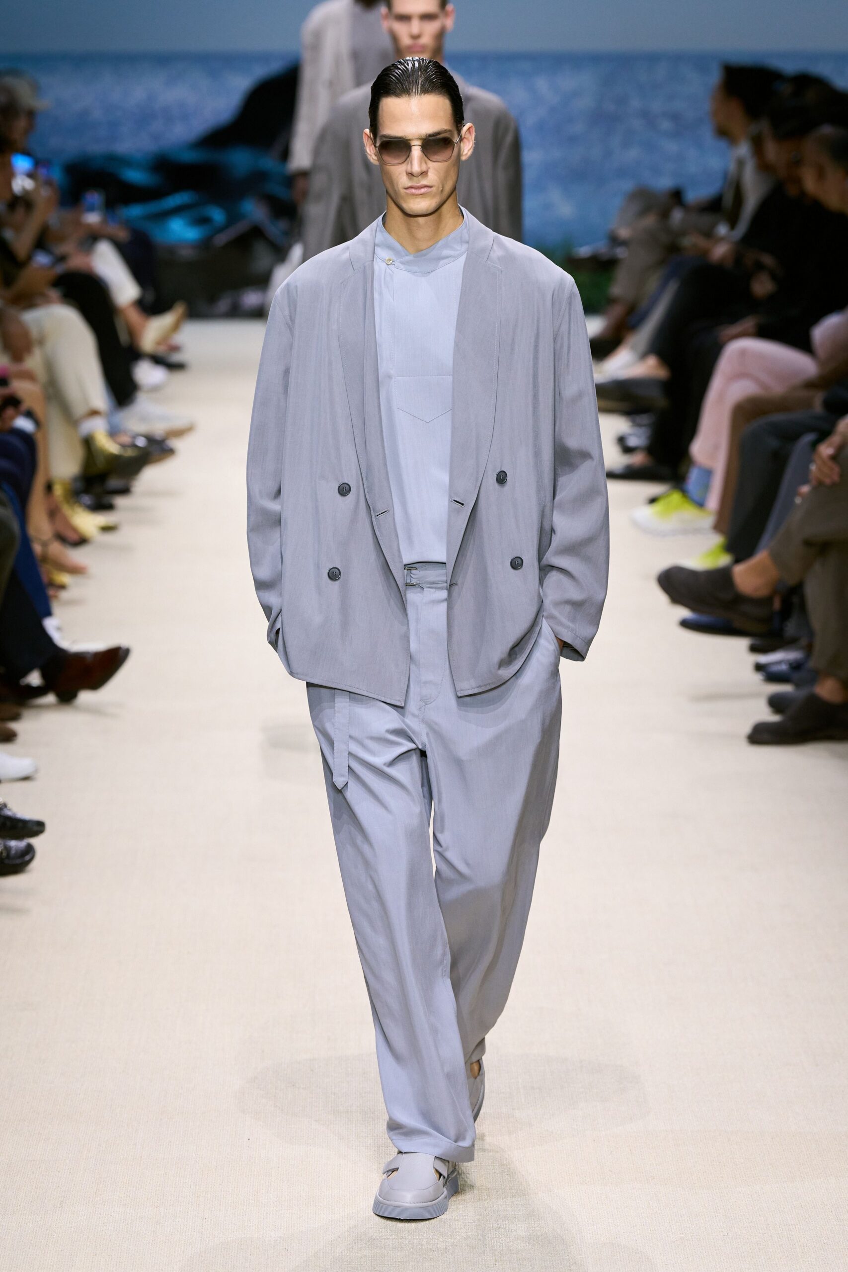 gray cotton long-sleeve collared relaxed buttoned suit