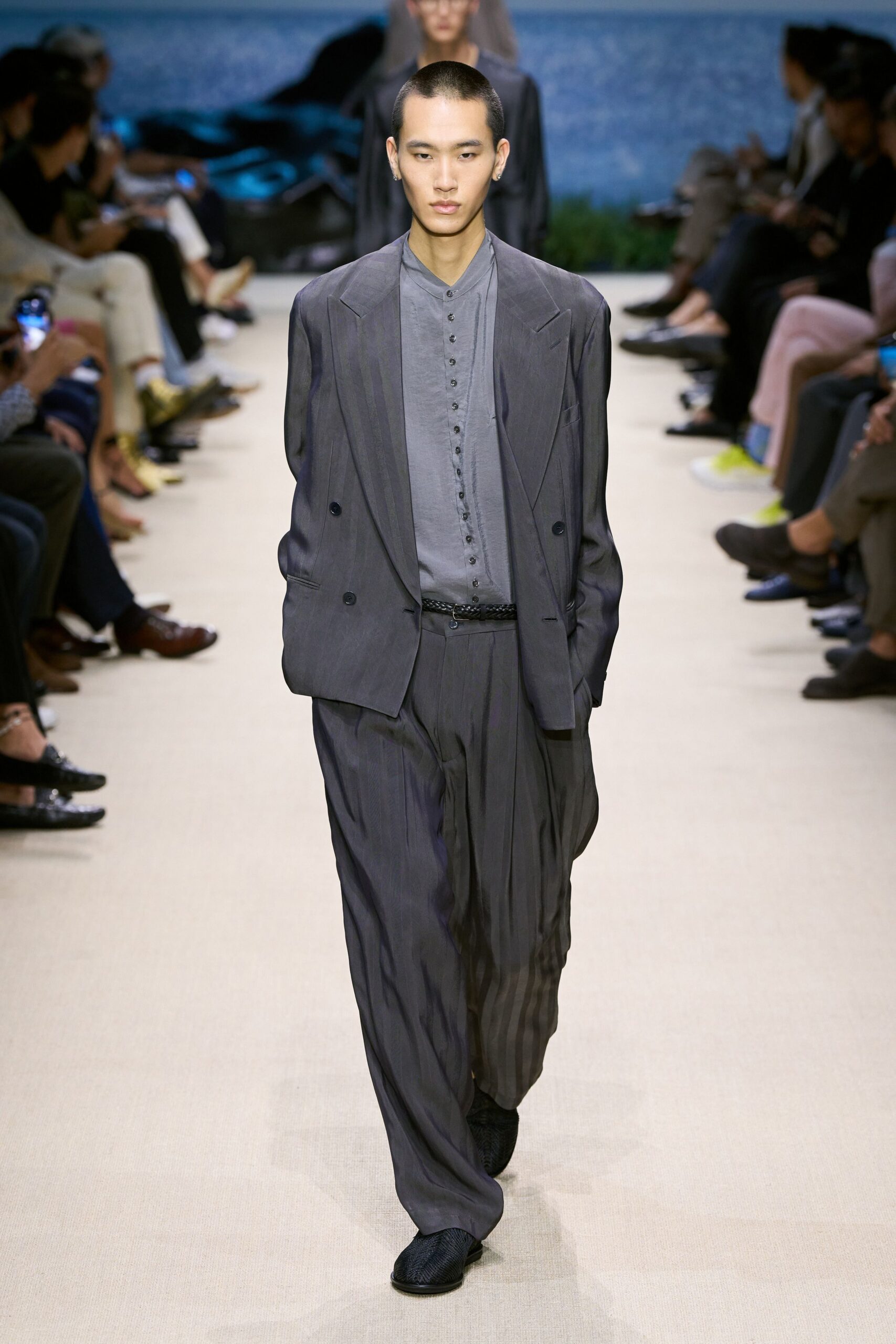 gray cotton long-sleeve collared tailored pleated buttoned suit