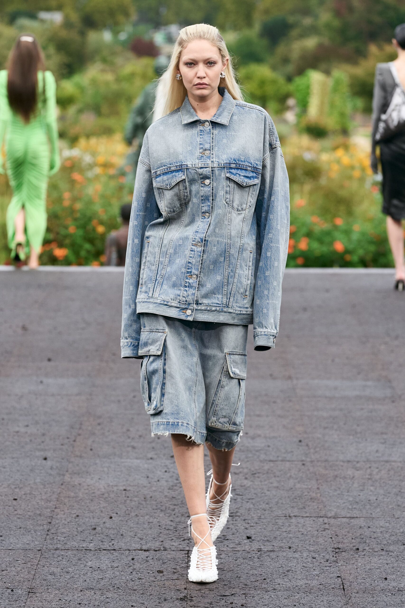 Givenchy Spring 2023 Ready-to-Wear Look 18