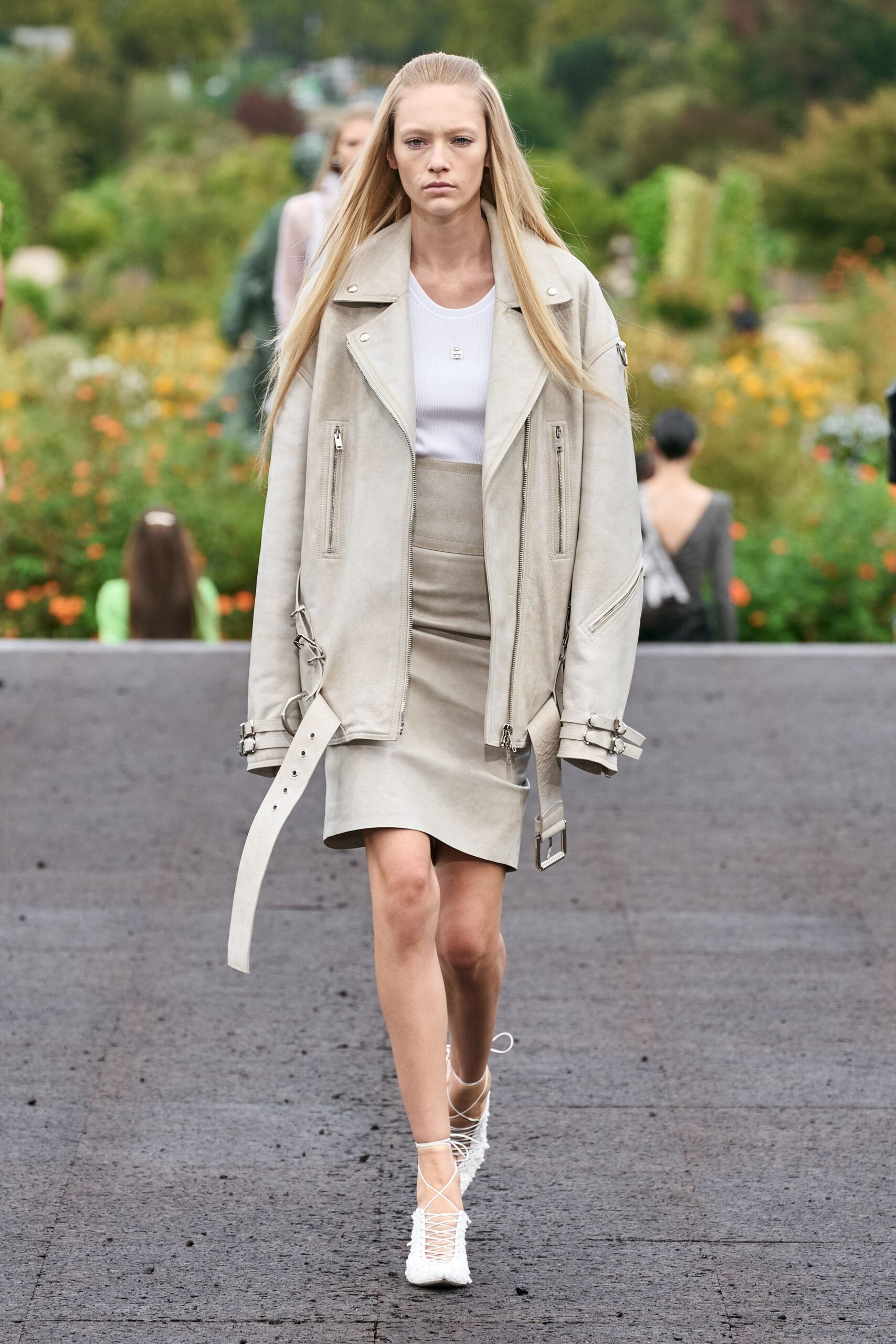 Givenchy Spring 2023 Ready-to-Wear Look 19