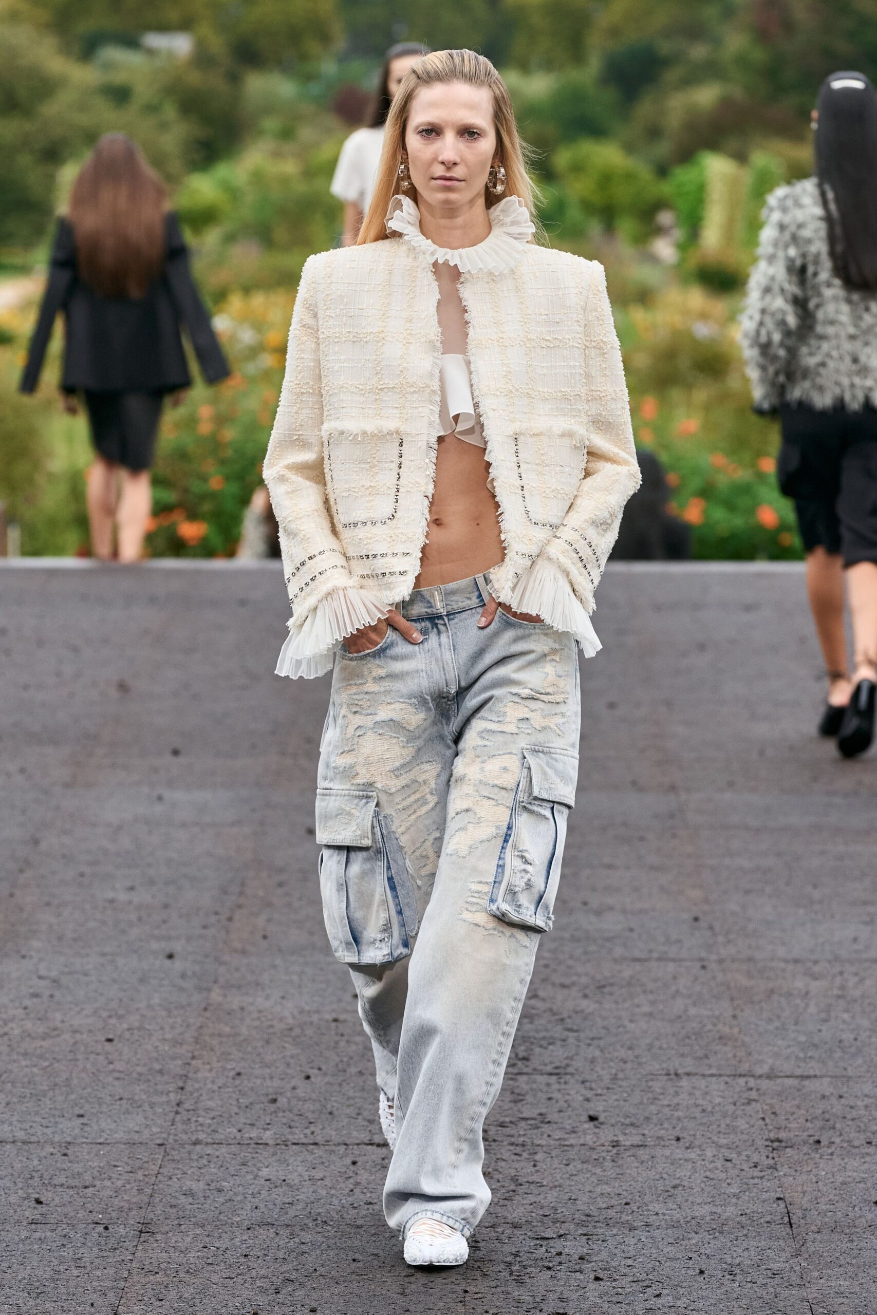 Givenchy Spring 2023 Ready-to-Wear Look 23