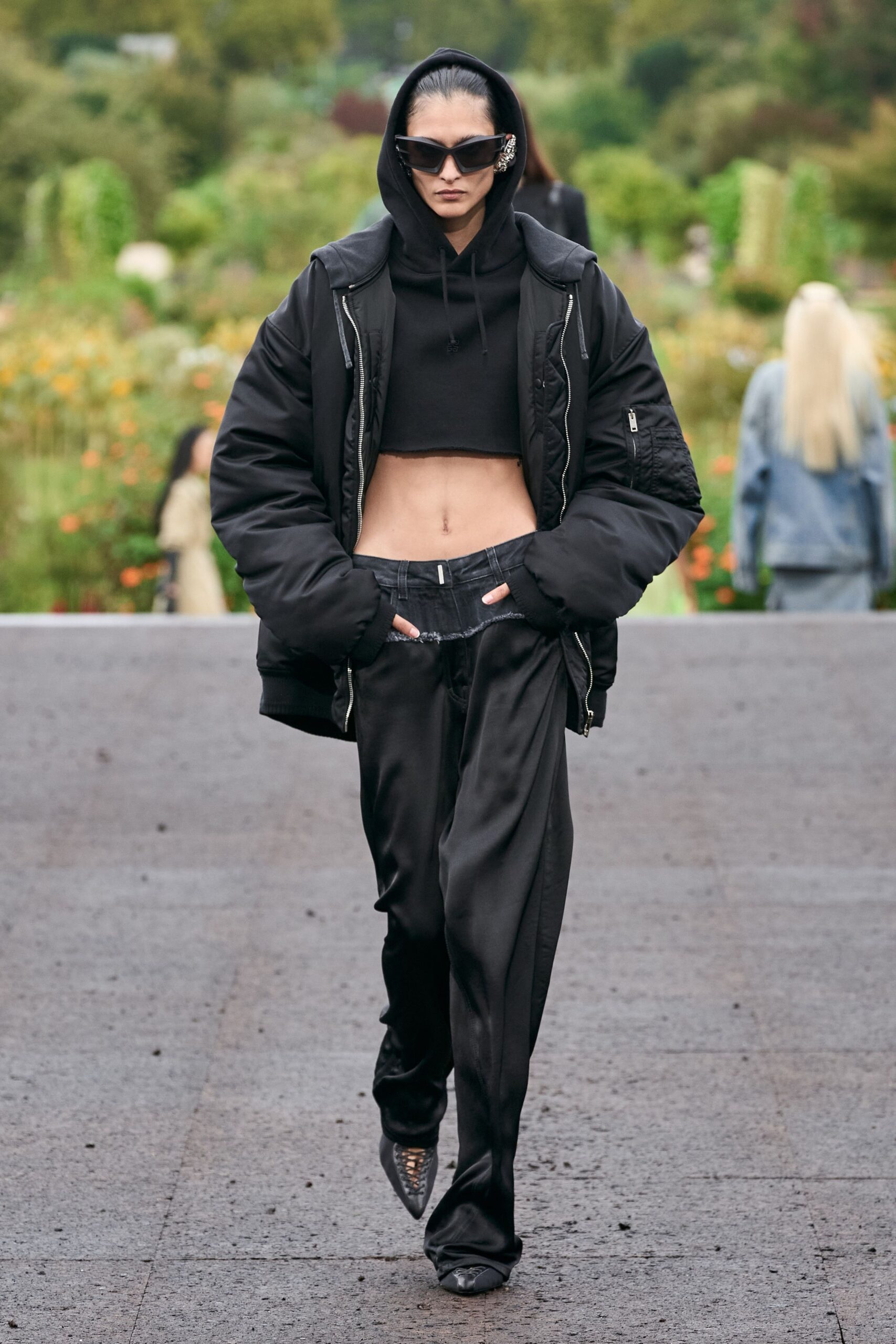black cotton long-sleeve hooded fitted hoodie
