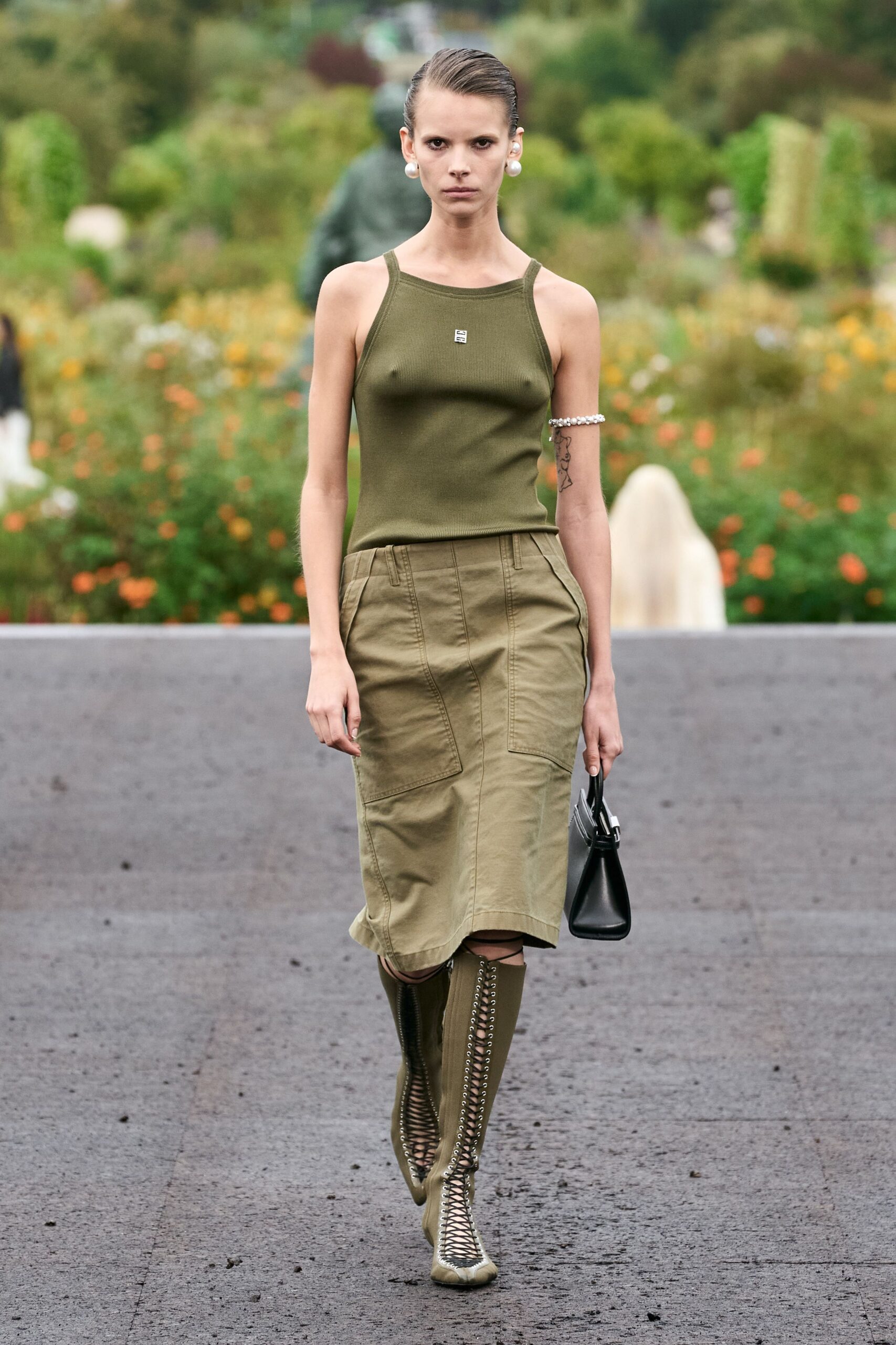 Givenchy Spring 2023 Ready-to-Wear Look 34