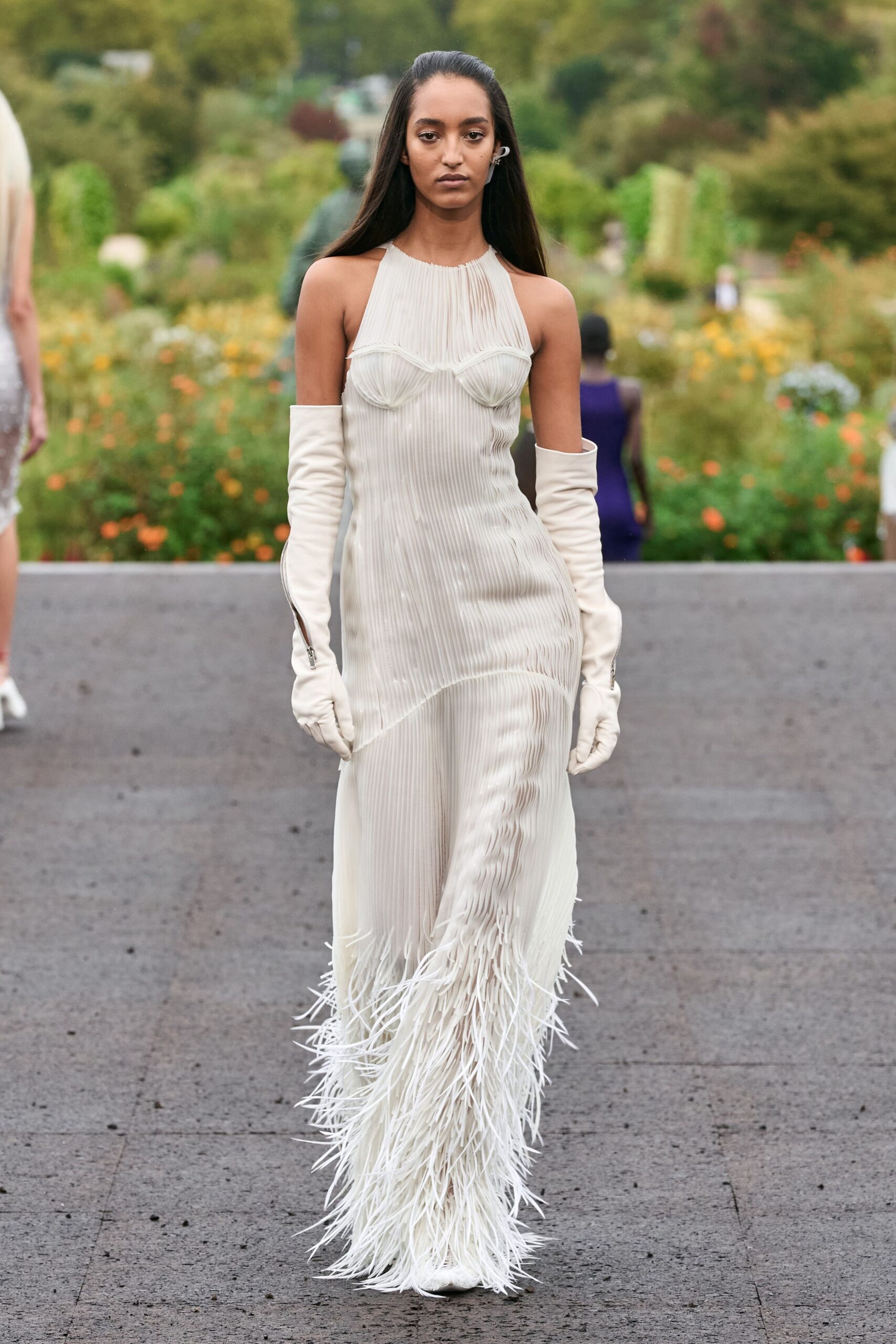 white fitted gloves