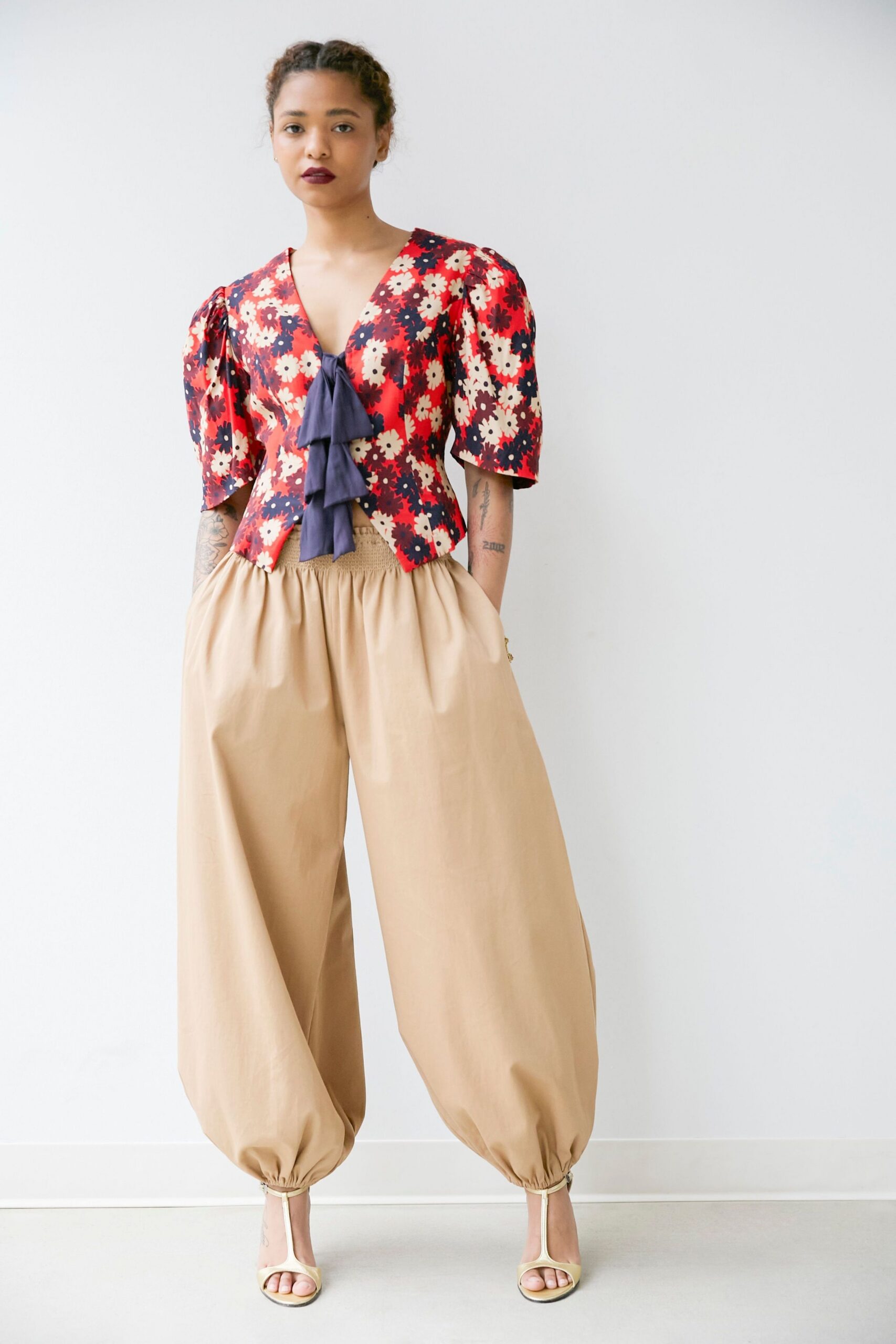 red cotton short-sleeve v-neck relaxed floral ruffled top