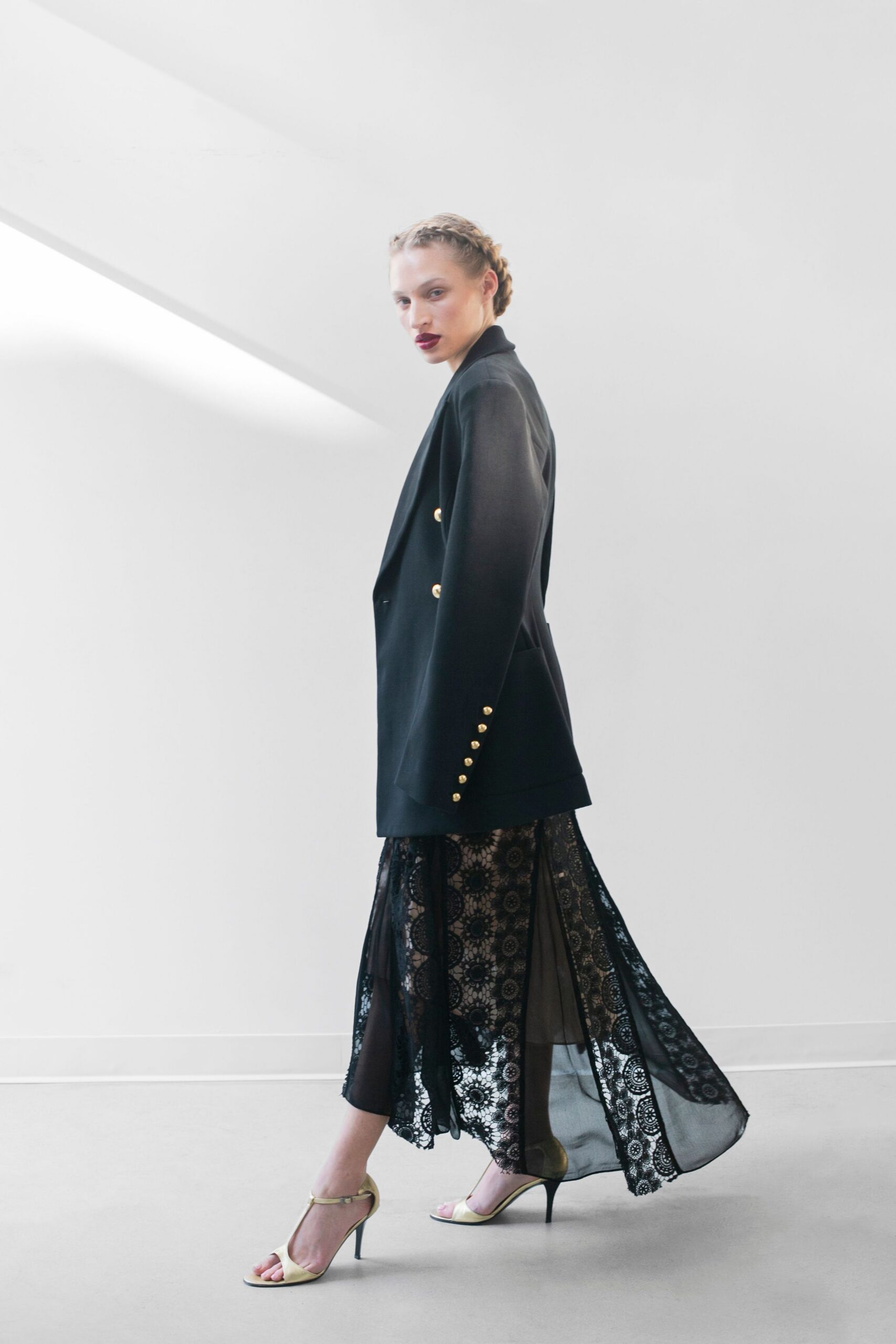 black wool long-sleeve collared oversized buttoned blazer