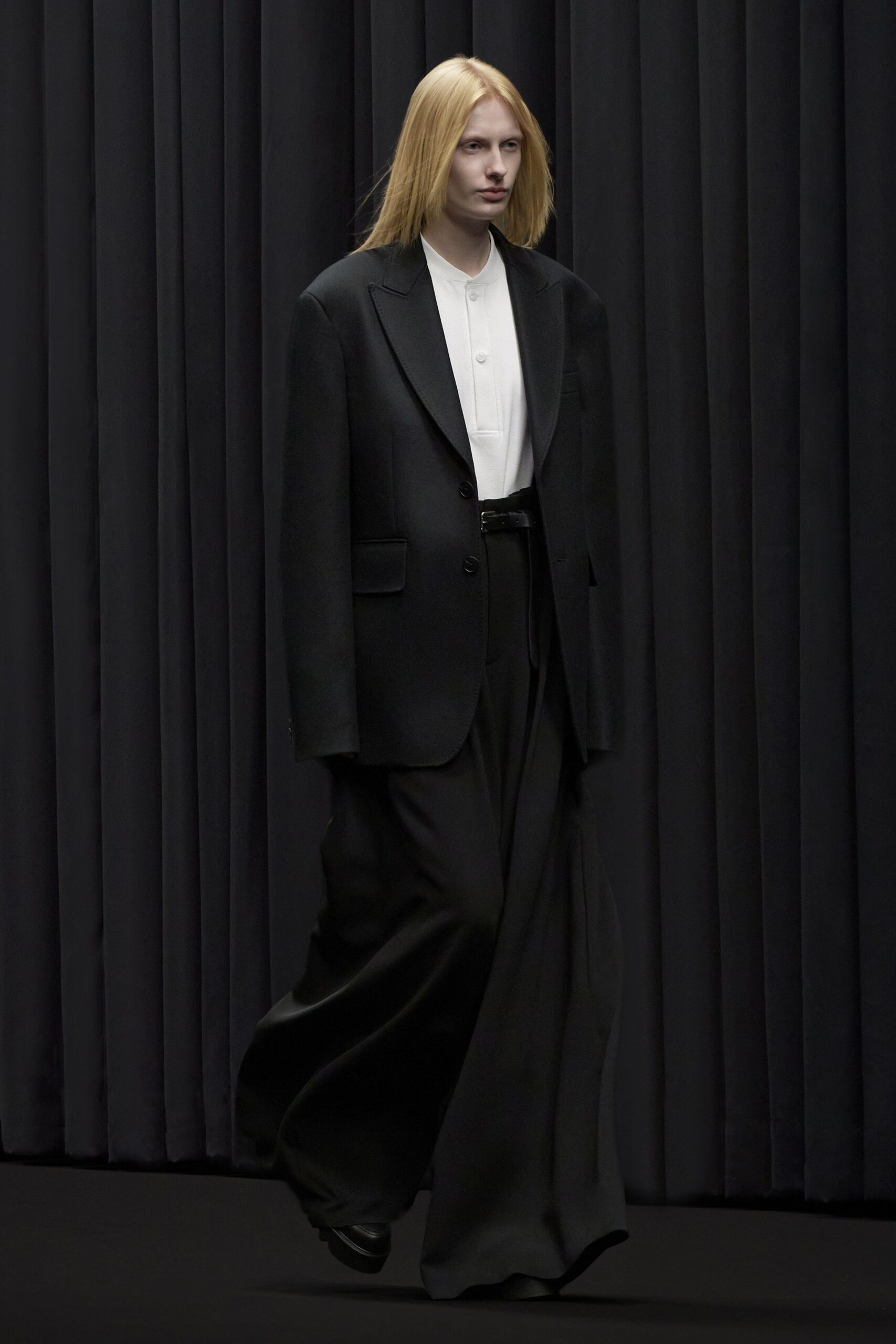 black wool long-sleeve collared oversized blazer