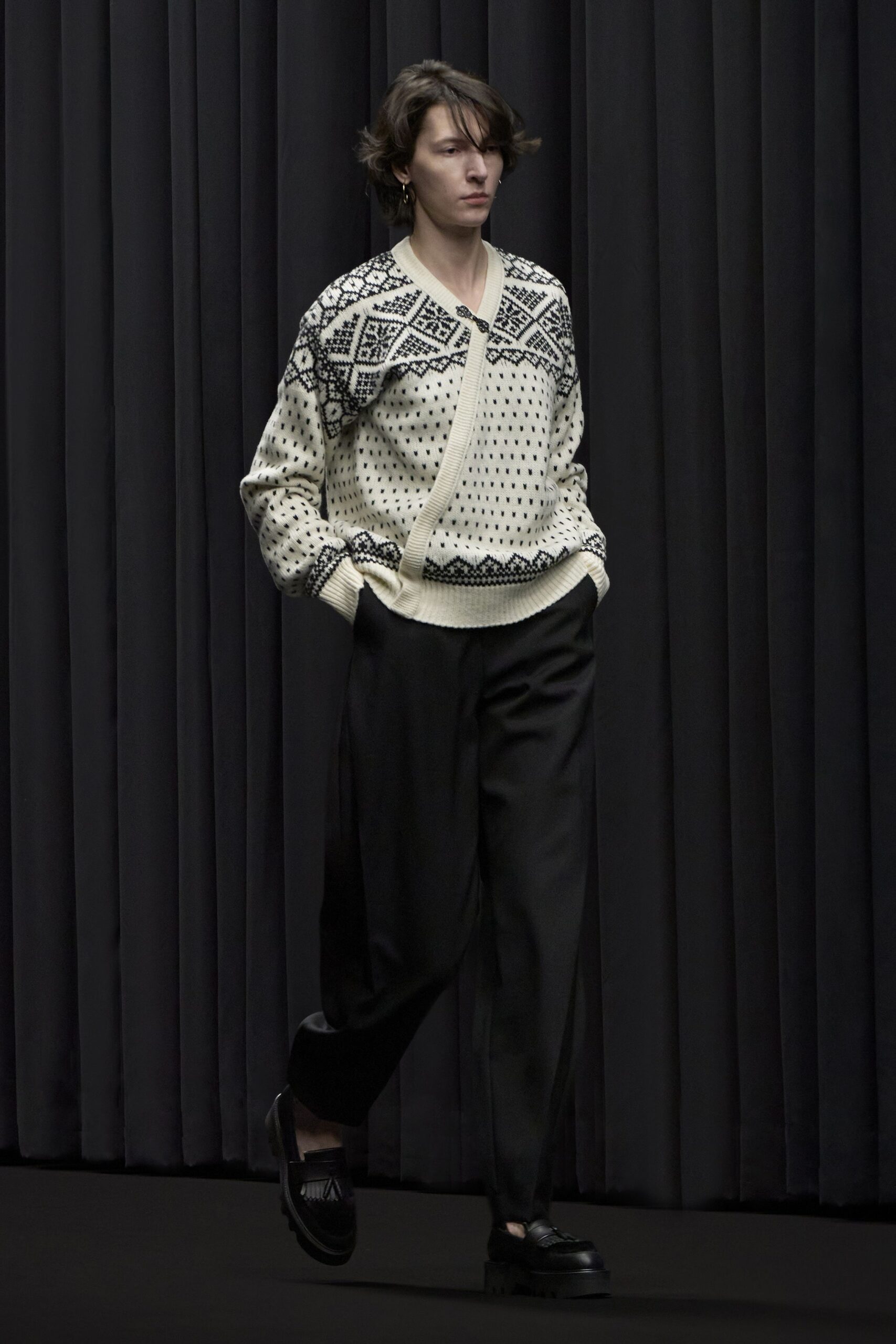 black wool long-sleeve collared relaxed printed sweater