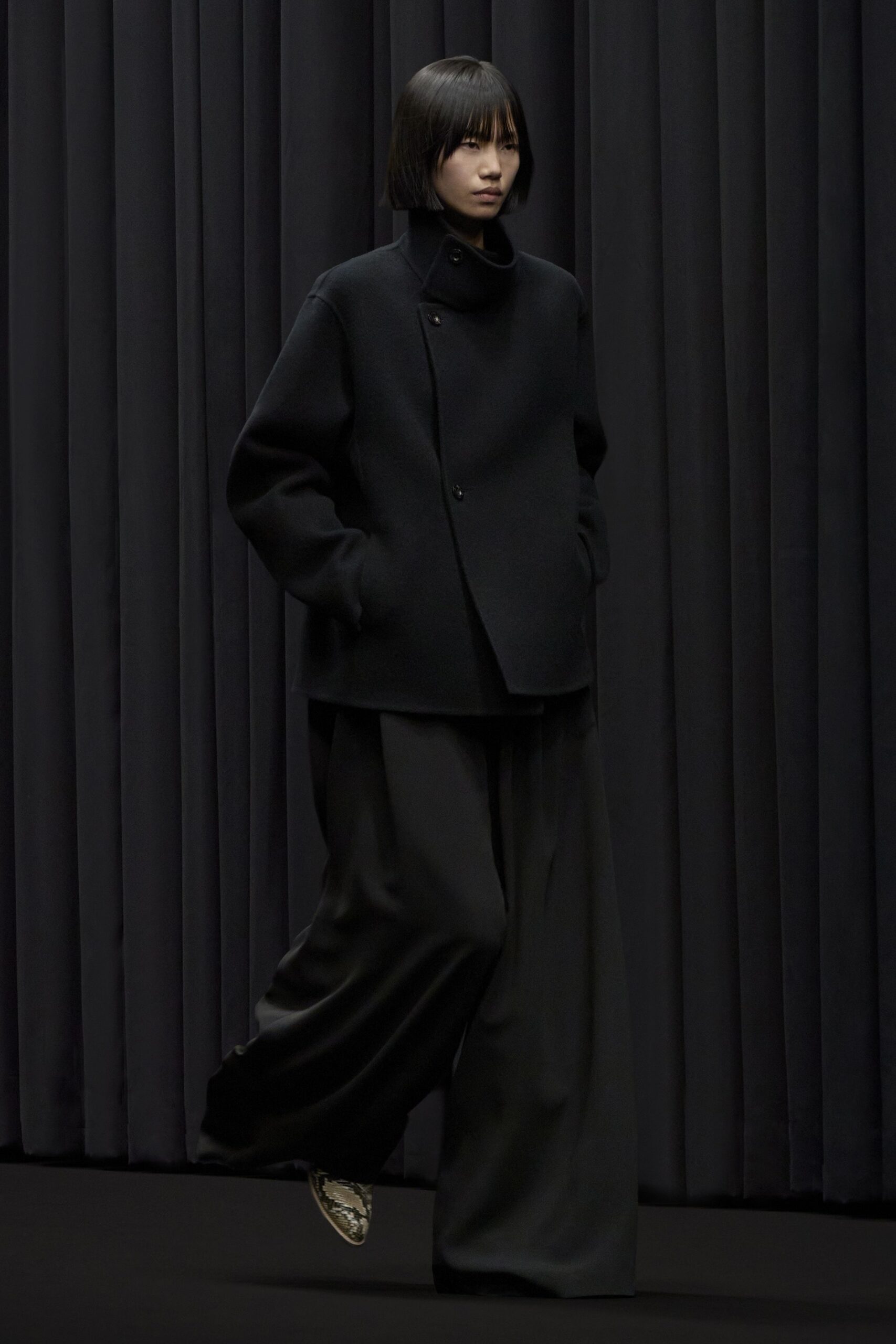 black wool long-sleeve collared relaxed buttoned jacket