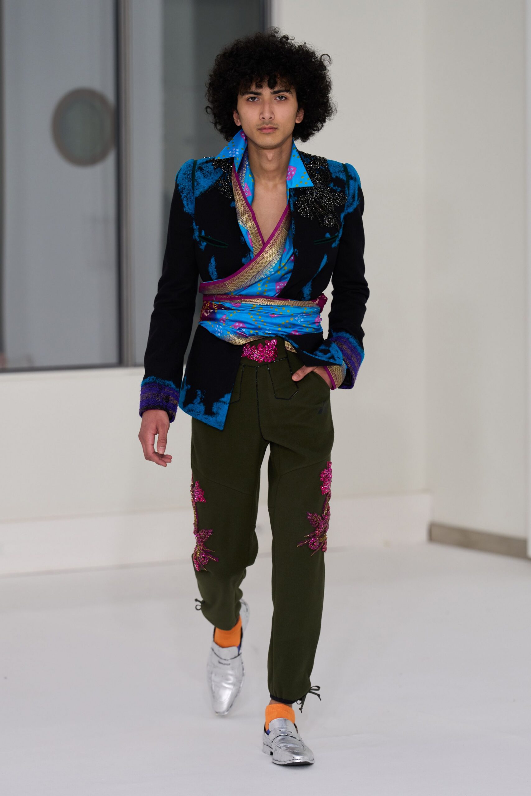 black silk long-sleeve collared tailored embroidered blazer