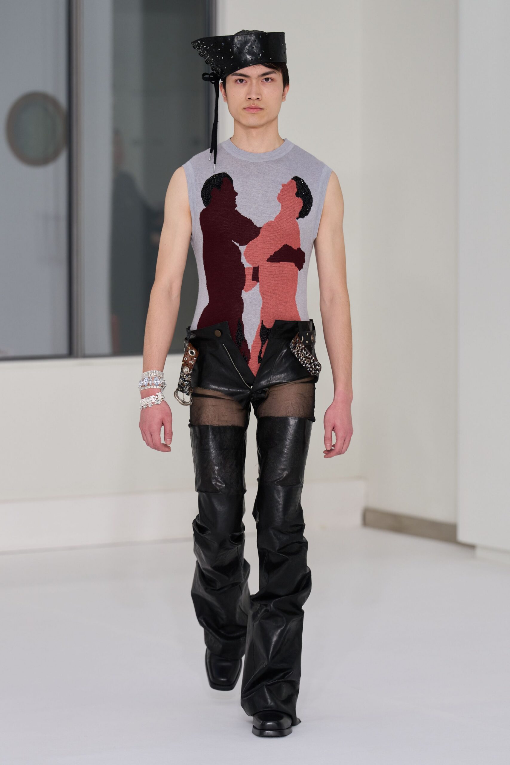 gray cotton sleeveless high-neck fitted printed top