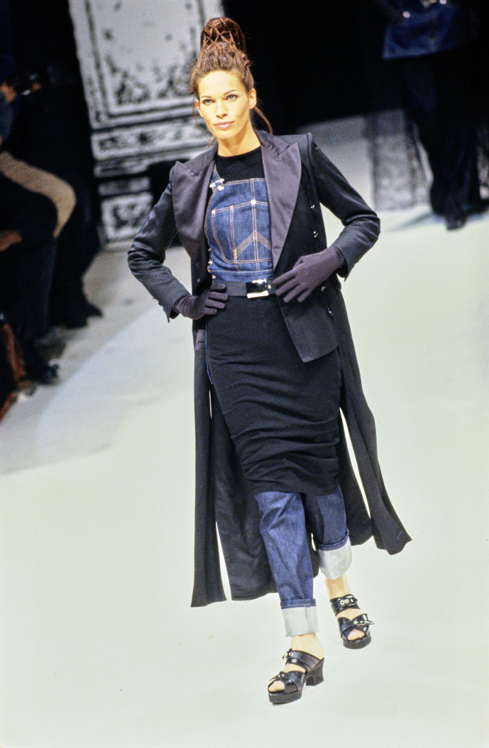 black wool long-sleeve collared fitted buttoned coat